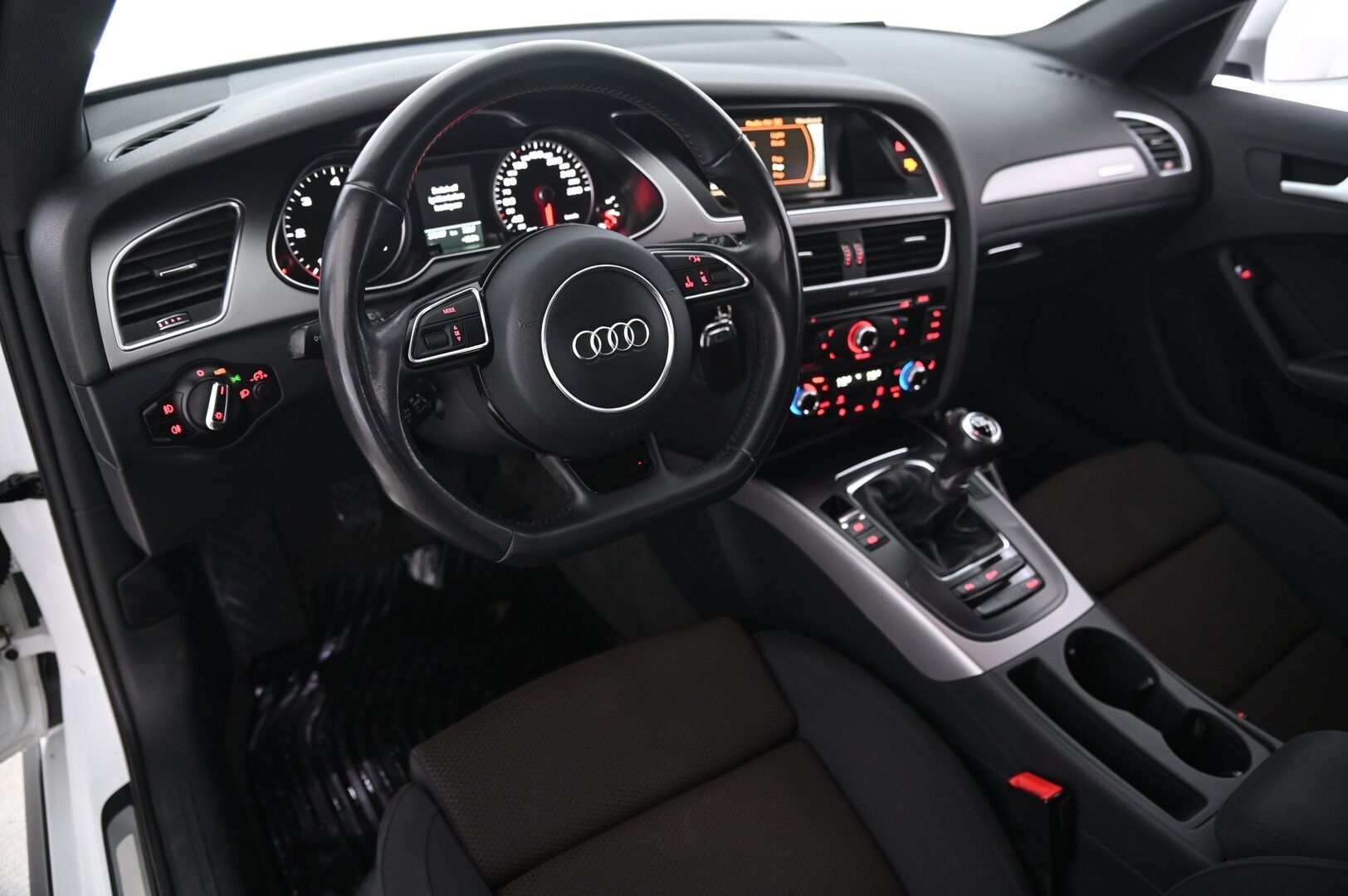 Audi A4 allroad quattro 2014 Land of quattro Edition 2,0 TDI 130 kW quattro - Vakkari | Lohko | Vetokoukku | Suomi-auto | Tutkat | Viimeisin huolto 265tkm 7/2026. Jakohihna vaihdettu 178tkm 6/2023 | Siisti