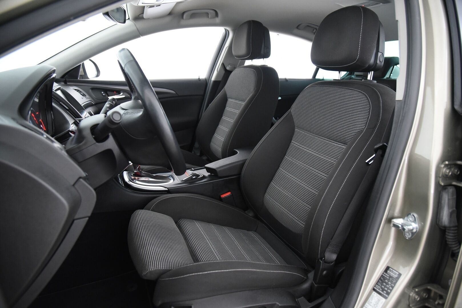 Opel Insignia 2014 4-ov Sport 1,6 Turbo 125kW AT6 * OPC-line / Webasto  / Vakkari / Muistipenkki * - Suomi-auto / Kahdet renkaat aluvantein / Tarkka huoltohistoria - HULLUT AVAJAISHULINAT KORKOTARJOUS 3,29 %