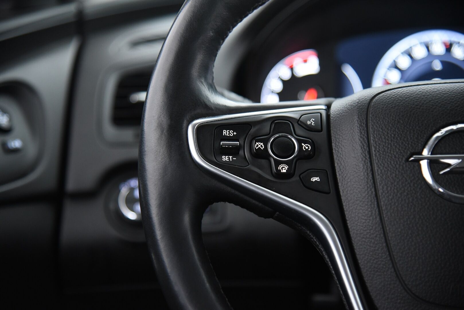 Opel Insignia 2014 4-ov Sport 1,6 Turbo 125kW AT6 * OPC-line / Webasto  / Vakkari / Muistipenkki * - Suomi-auto / Kahdet renkaat aluvantein / Tarkka huoltohistoria - HULLUT AVAJAISHULINAT KORKOTARJOUS 3,29 %