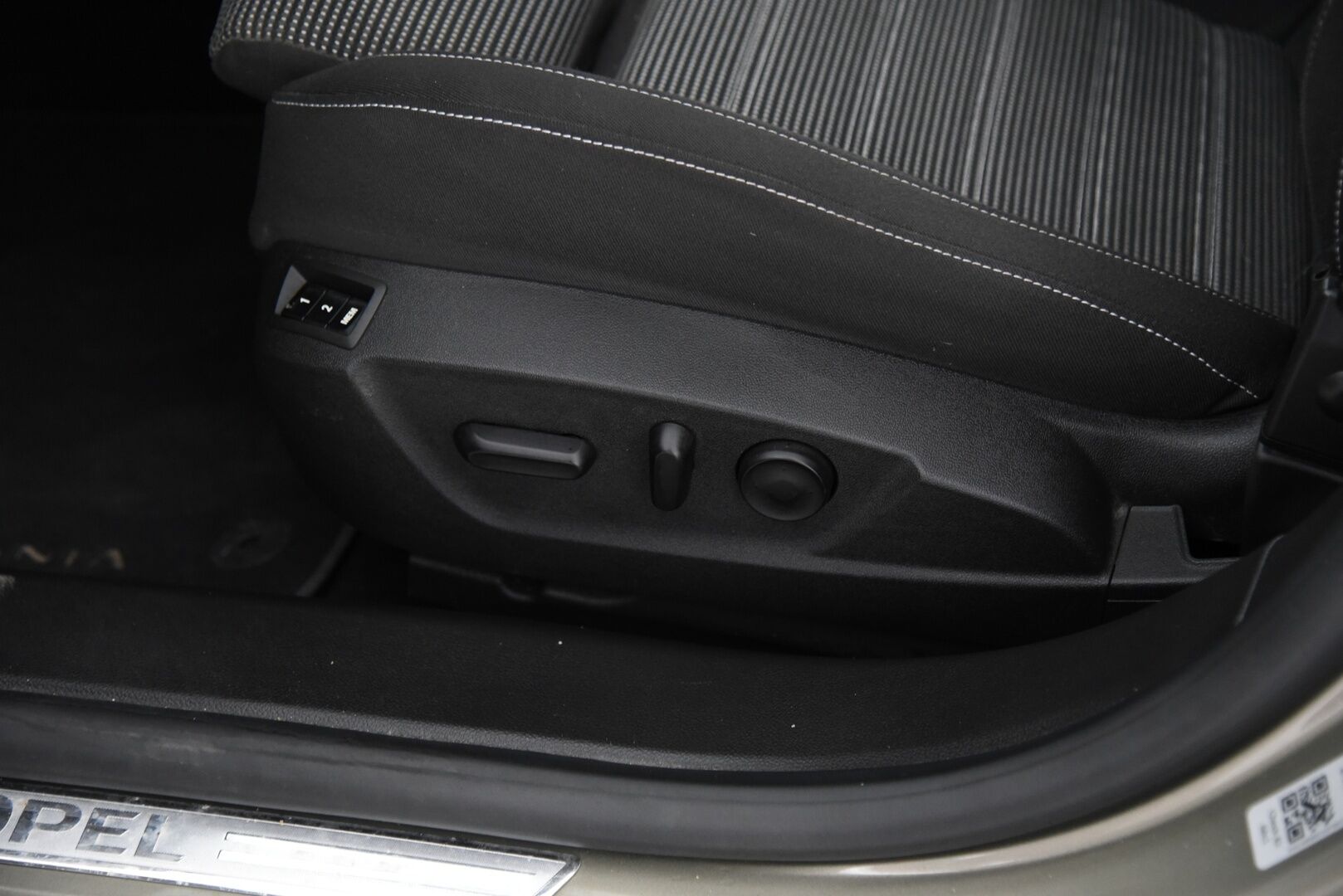 Opel Insignia 2014 4-ov Sport 1,6 Turbo 125kW AT6 * OPC-line / Webasto  / Vakkari / Muistipenkki * - Suomi-auto / Kahdet renkaat aluvantein / Tarkka huoltohistoria - HULLUT AVAJAISHULINAT KORKOTARJOUS 3,29 %