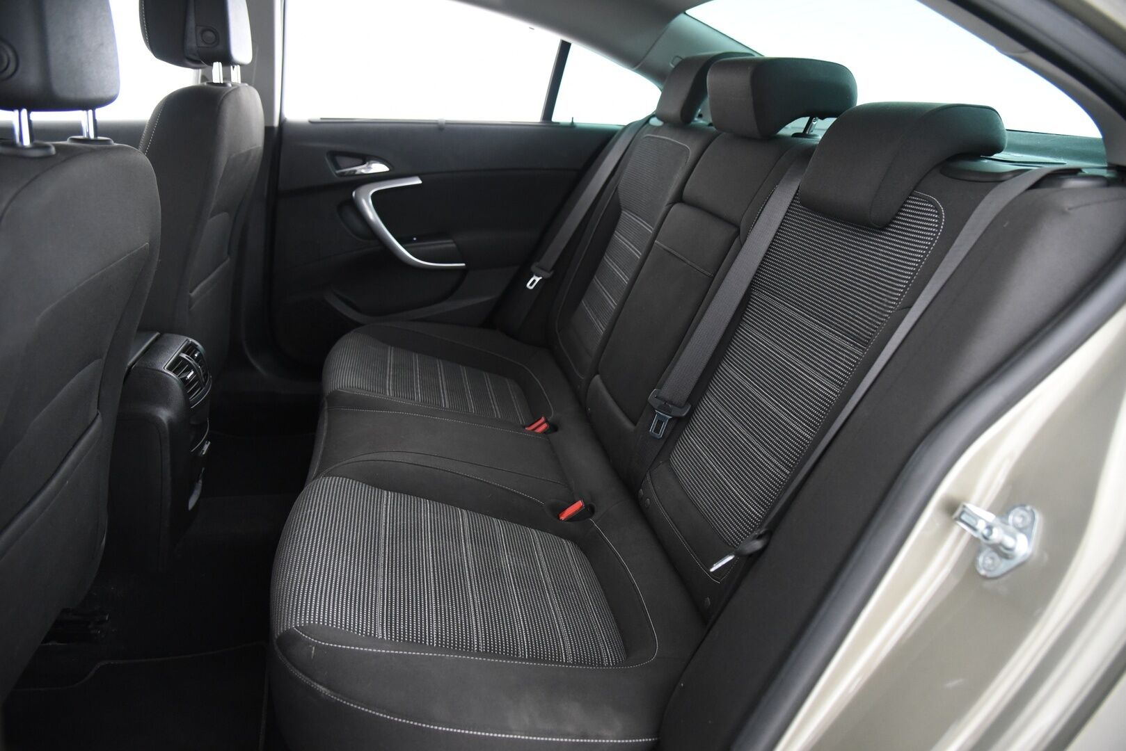 Opel Insignia 2014 4-ov Sport 1,6 Turbo 125kW AT6 * OPC-line / Webasto  / Vakkari / Muistipenkki * - Suomi-auto / Kahdet renkaat aluvantein / Tarkka huoltohistoria - HULLUT AVAJAISHULINAT KORKOTARJOUS 3,29 %