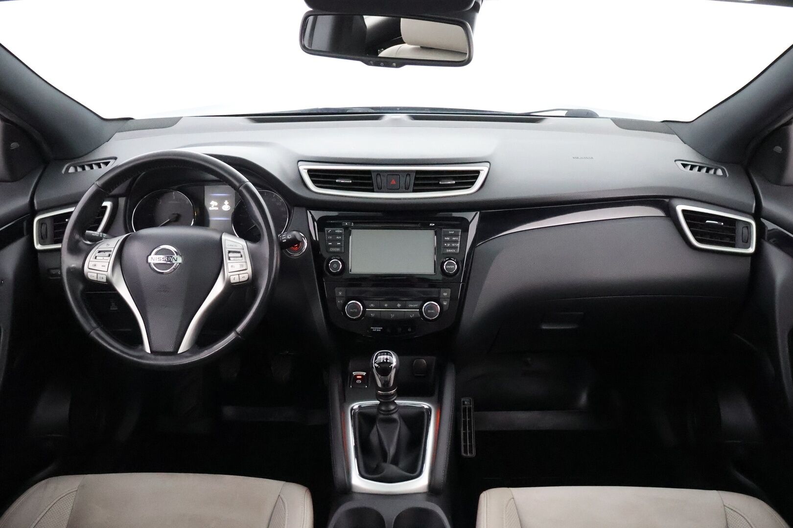 Nissan Qashqai 2014 1,6dCi Business 360 4WD 6M/T Alcantara - Suomiauto / Lasikatto / 360-Kamera / Nahka-Alcantara / Vetokoukku / BLIS / Sähköpenkki / Lämpölasi / Huippuvarusteet / Ketju vaihdettu!