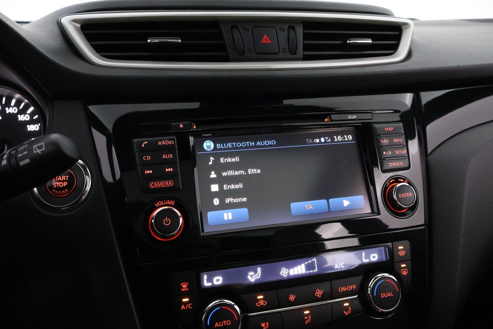 Nissan Qashqai 2014 1,6dCi Business 360 4WD 6M/T Alcantara - Suomiauto / Lasikatto / 360-Kamera / Nahka-Alcantara / Vetokoukku / BLIS / Sähköpenkki / Lämpölasi / Huippuvarusteet / Ketju vaihdettu!