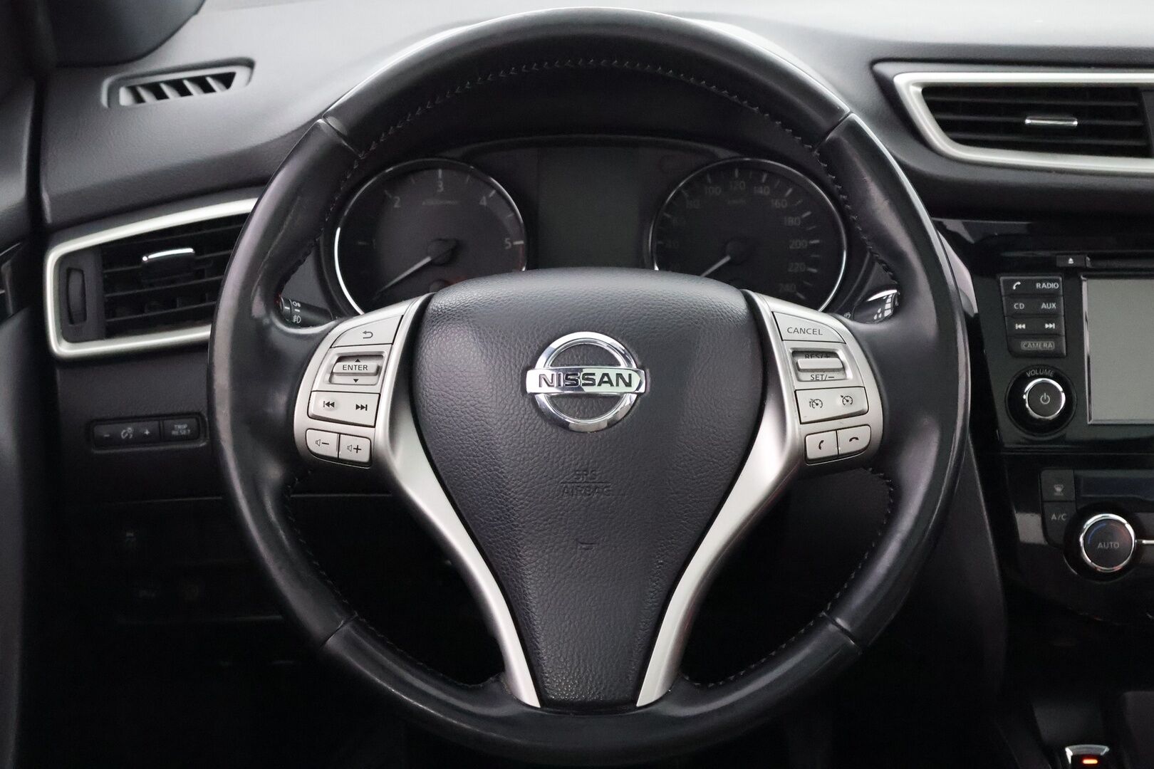 Nissan Qashqai 2014 1,6dCi Business 360 4WD 6M/T Alcantara - Suomiauto / Lasikatto / 360-Kamera / Nahka-Alcantara / Vetokoukku / BLIS / Sähköpenkki / Lämpölasi / Huippuvarusteet / Ketju vaihdettu!