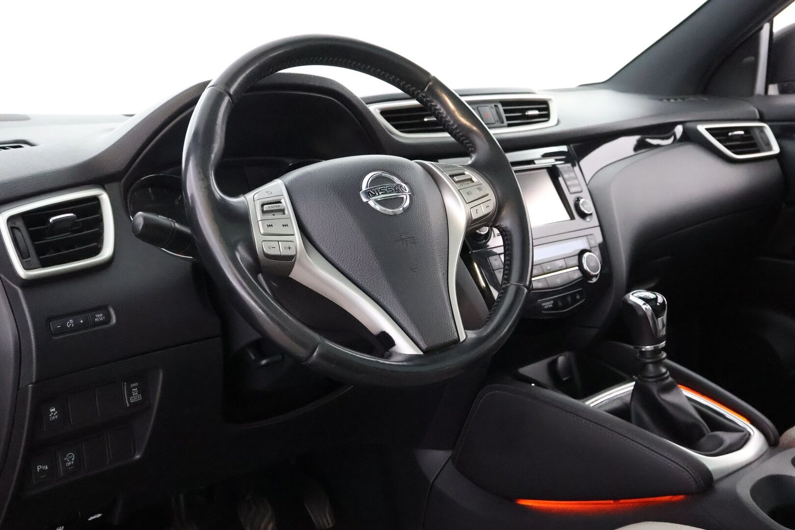 Nissan Qashqai 2014 1,6dCi Business 360 4WD 6M/T Alcantara - Suomiauto / Lasikatto / 360-Kamera / Nahka-Alcantara / Vetokoukku / BLIS / Sähköpenkki / Lämpölasi / Huippuvarusteet / Ketju vaihdettu!