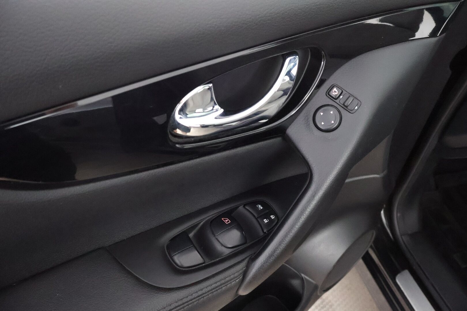 Nissan Qashqai 2014 1,6dCi Business 360 4WD 6M/T Alcantara - Suomiauto / Lasikatto / 360-Kamera / Nahka-Alcantara / Vetokoukku / BLIS / Sähköpenkki / Lämpölasi / Huippuvarusteet / Ketju vaihdettu!