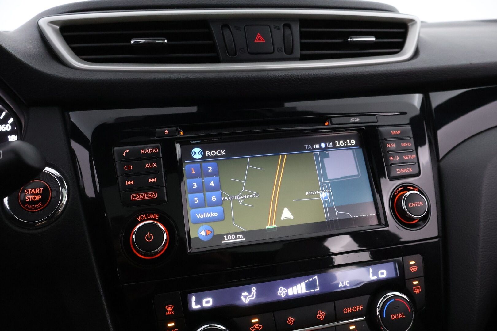 Nissan Qashqai 2014 1,6dCi Business 360 4WD 6M/T Alcantara - Suomiauto / Lasikatto / 360-Kamera / Nahka-Alcantara / Vetokoukku / BLIS / Sähköpenkki / Lämpölasi / Huippuvarusteet / Ketju vaihdettu!