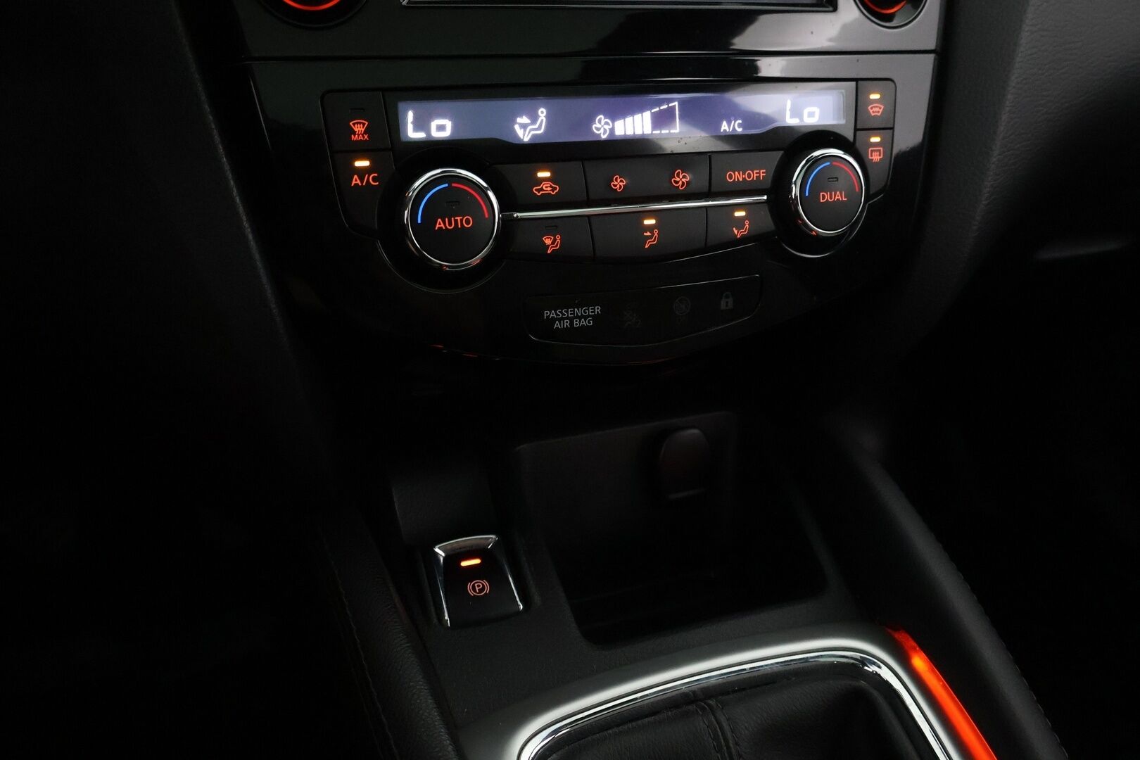 Nissan Qashqai 2014 1,6dCi Business 360 4WD 6M/T Alcantara - Suomiauto / Lasikatto / 360-Kamera / Nahka-Alcantara / Vetokoukku / BLIS / Sähköpenkki / Lämpölasi / Huippuvarusteet / Ketju vaihdettu!