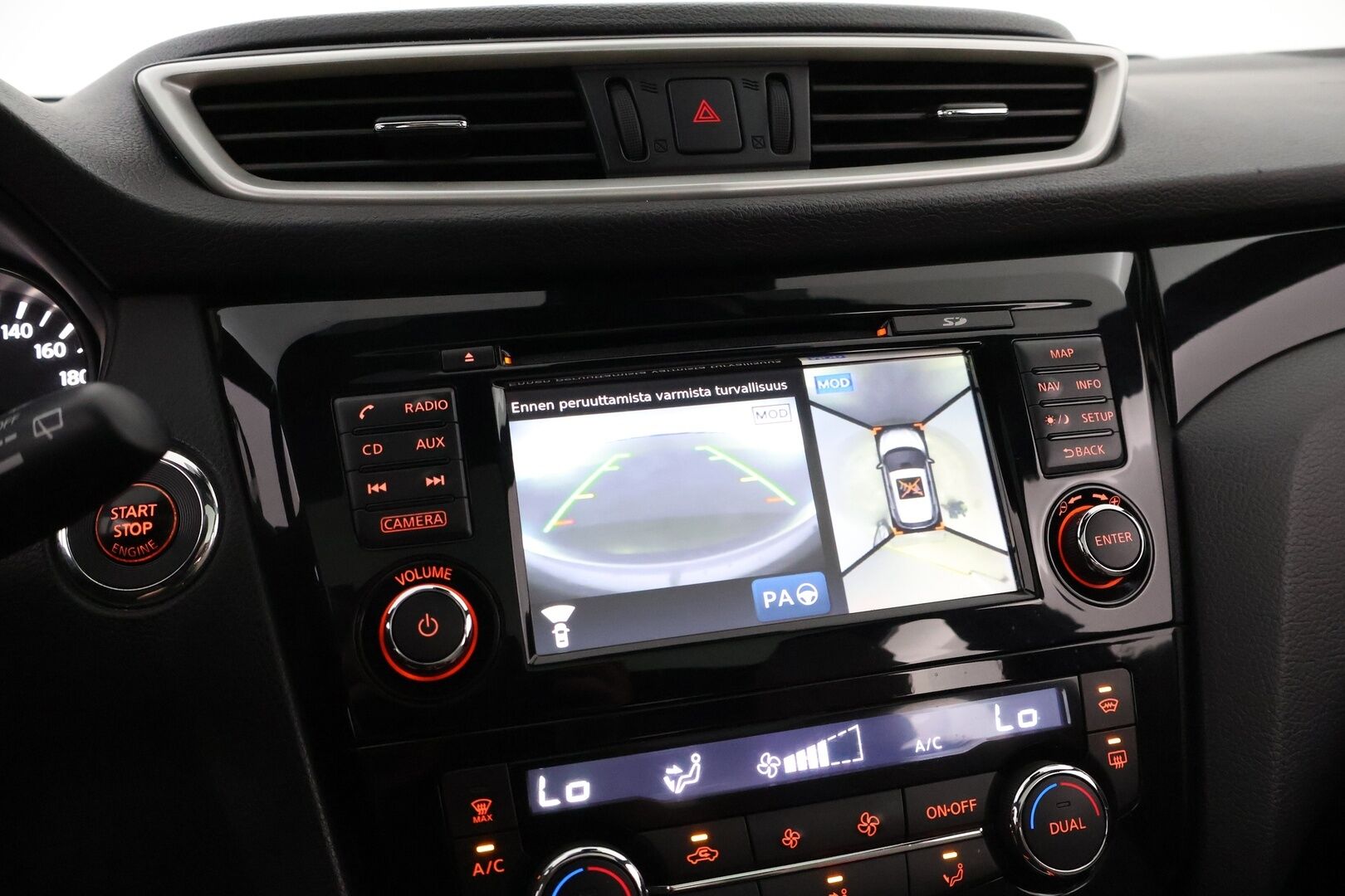 Nissan Qashqai 2014 1,6dCi Business 360 4WD 6M/T Alcantara - Suomiauto / Lasikatto / 360-Kamera / Nahka-Alcantara / Vetokoukku / BLIS / Sähköpenkki / Lämpölasi / Huippuvarusteet / Ketju vaihdettu!