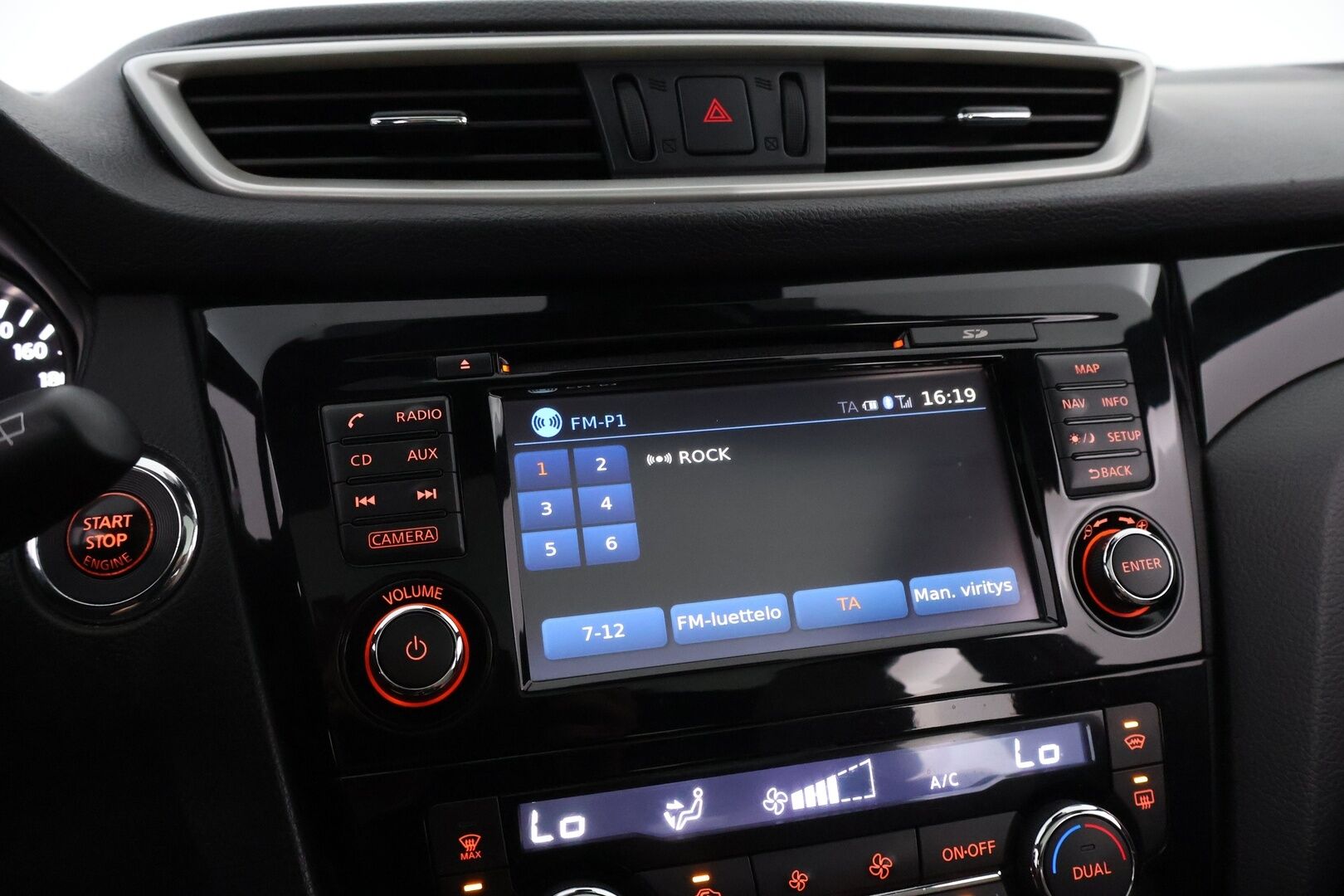 Nissan Qashqai 2014 1,6dCi Business 360 4WD 6M/T Alcantara - Suomiauto / Lasikatto / 360-Kamera / Nahka-Alcantara / Vetokoukku / BLIS / Sähköpenkki / Lämpölasi / Huippuvarusteet / Ketju vaihdettu!