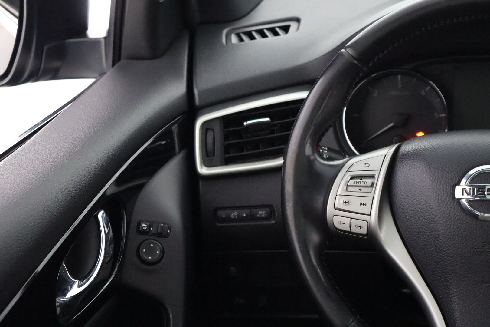 Nissan Qashqai 2014 1,6dCi Business 360 4WD 6M/T Alcantara - Suomiauto / Lasikatto / 360-Kamera / Nahka-Alcantara / Vetokoukku / BLIS / Sähköpenkki / Lämpölasi / Huippuvarusteet / Ketju vaihdettu!