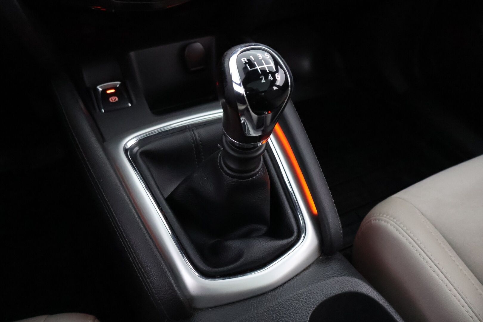 Nissan Qashqai 2014 1,6dCi Business 360 4WD 6M/T Alcantara - Suomiauto / Lasikatto / 360-Kamera / Nahka-Alcantara / Vetokoukku / BLIS / Sähköpenkki / Lämpölasi / Huippuvarusteet / Ketju vaihdettu!