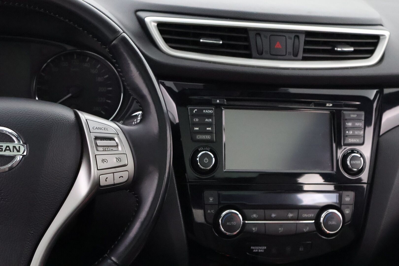 Nissan Qashqai 2014 1,6dCi Business 360 4WD 6M/T Alcantara - Suomiauto / Lasikatto / 360-Kamera / Nahka-Alcantara / Vetokoukku / BLIS / Sähköpenkki / Lämpölasi / Huippuvarusteet / Ketju vaihdettu!