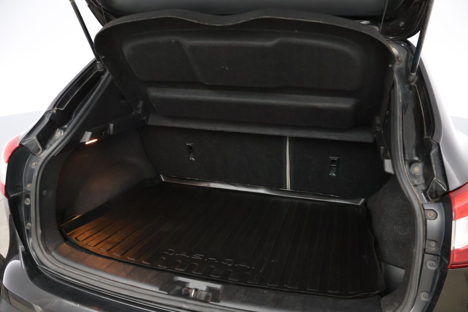 Nissan Qashqai 2014 1,6dCi Business 360 4WD 6M/T Alcantara - Suomiauto / Lasikatto / 360-Kamera / Nahka-Alcantara / Vetokoukku / BLIS / Sähköpenkki / Lämpölasi / Huippuvarusteet / Ketju vaihdettu!