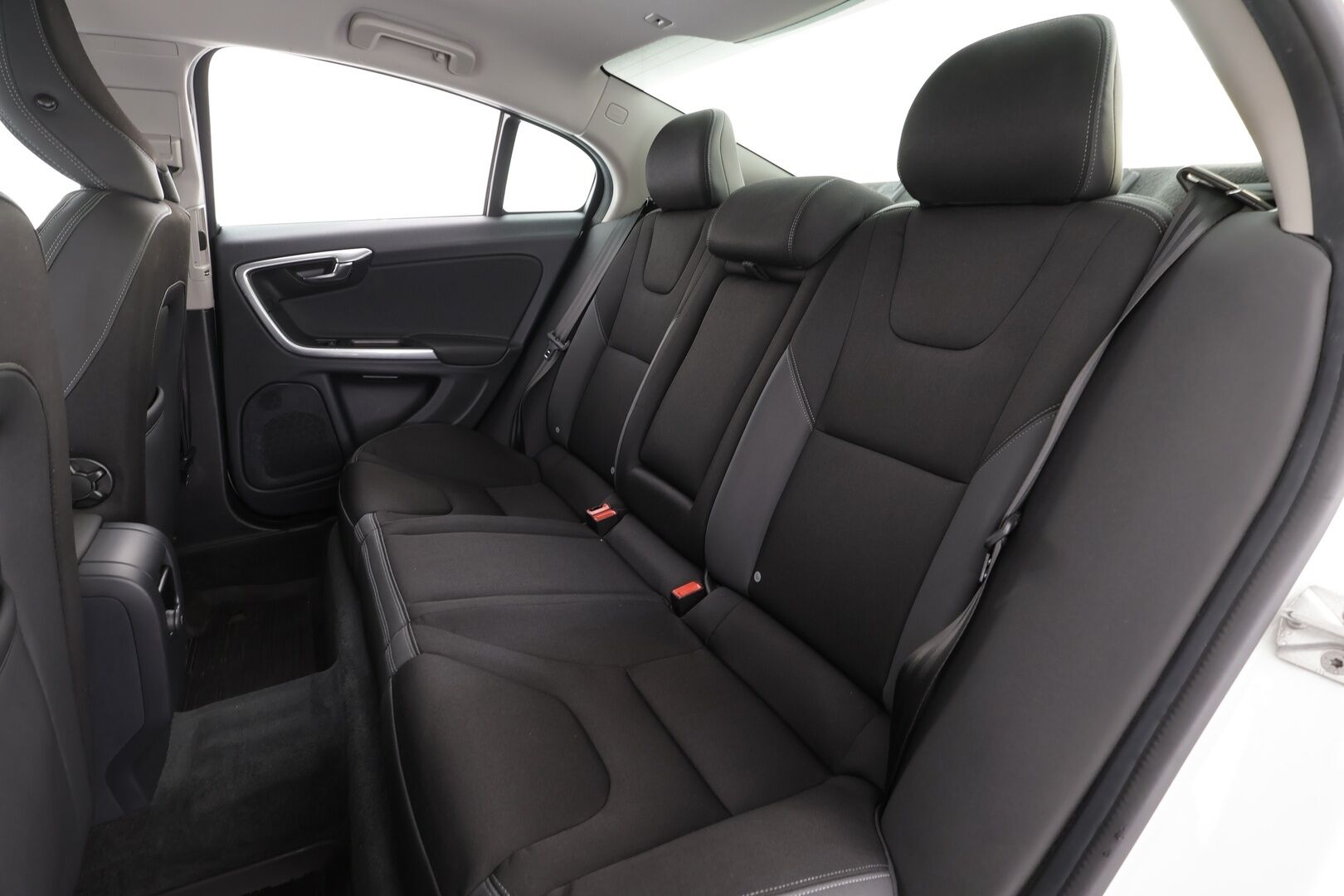 Volvo S60 2014 T3 Momentum * Vakkari / P.tutka / Koukku / Lohkolämmitin / Ratinlämmitin / Puolinahat * - Suomi-auto / Kahdet renkaat aluvanteilla - HULLU BLACKWEEK KORKOTARJOUS 2,49%