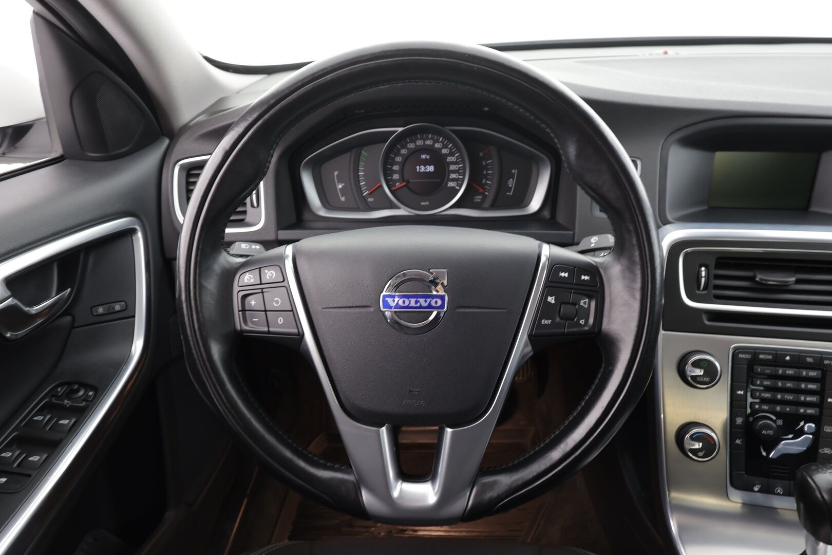 Volvo S60 2014 T3 Momentum * Vakkari / P.tutka / Koukku / Lohkolämmitin / Ratinlämmitin / Puolinahat * - Suomi-auto / Kahdet renkaat aluvanteilla - HULLU BLACKWEEK KORKOTARJOUS 2,49%