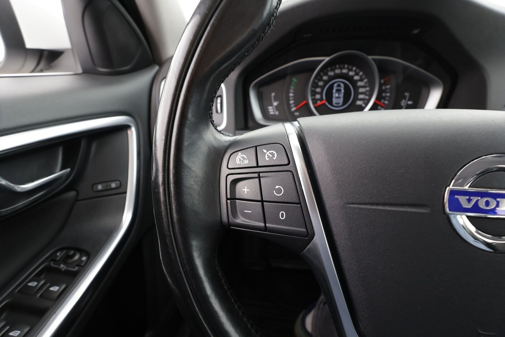 Volvo S60 2014 T3 Momentum * Vakkari / P.tutka / Koukku / Lohkolämmitin / Ratinlämmitin / Puolinahat * - Suomi-auto / Kahdet renkaat aluvanteilla - HULLU BLACKWEEK KORKOTARJOUS 2,49%