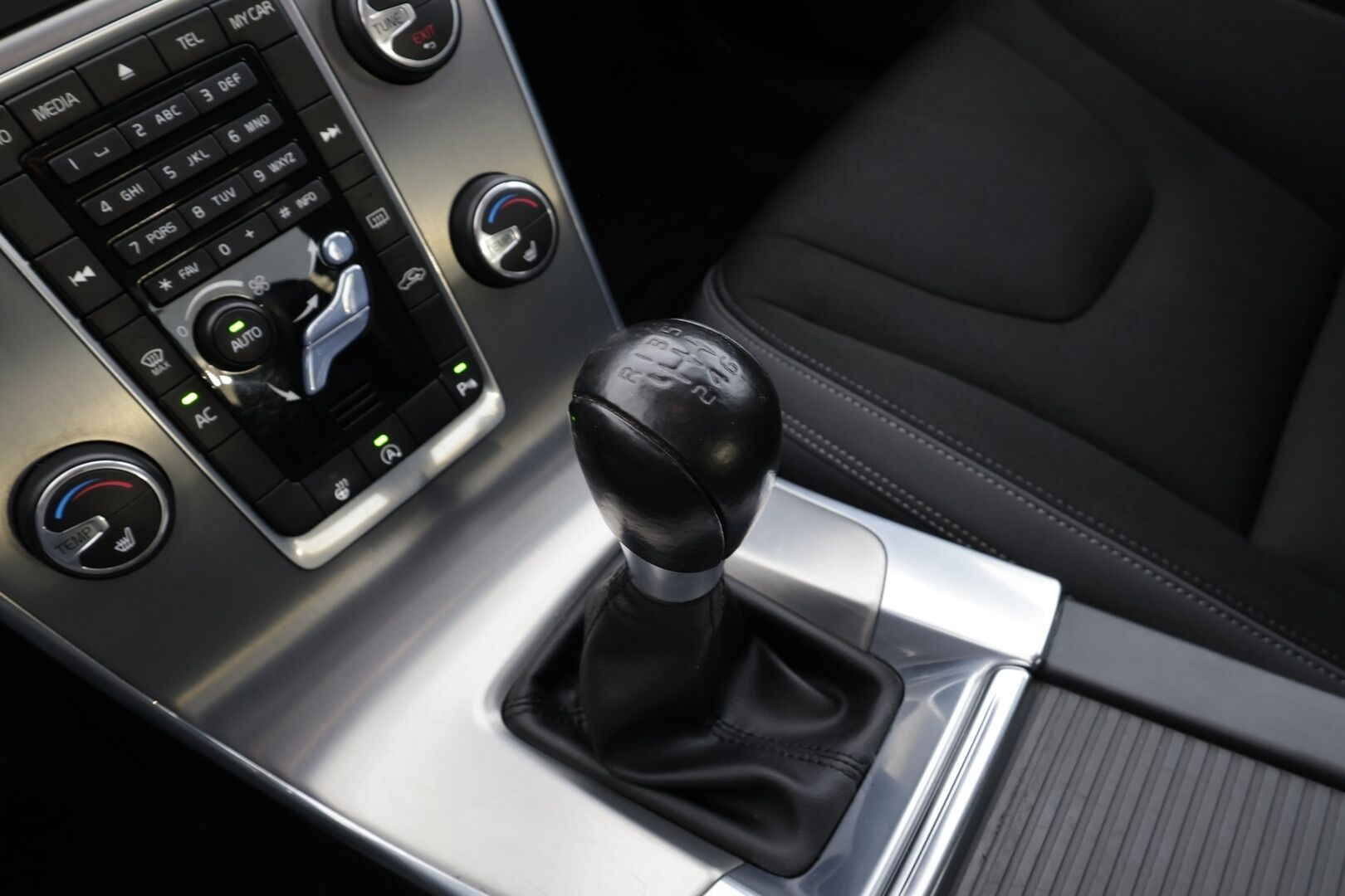 Volvo S60 2014 T3 Momentum *Vakkari / P.tutka / Koukku / Lohkolämmitin / Ratinlämmitin / Puolinahat* - Juuri katsastettu / Suomi-auto / Kahdet renkaat aluvanteilla