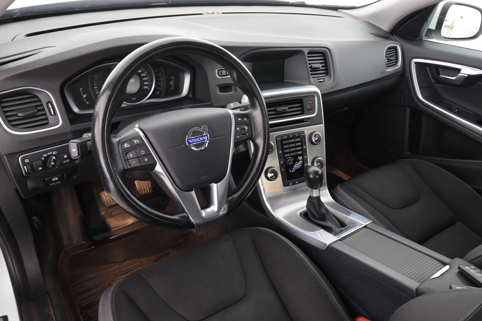 Volvo S60 2014 T3 Momentum * Vakkari / P.tutka / Koukku / Lohkolämmitin / Ratinlämmitin / Puolinahat * - Suomi-auto / Kahdet renkaat aluvanteilla - HULLU BLACKWEEK KORKOTARJOUS 2,49%