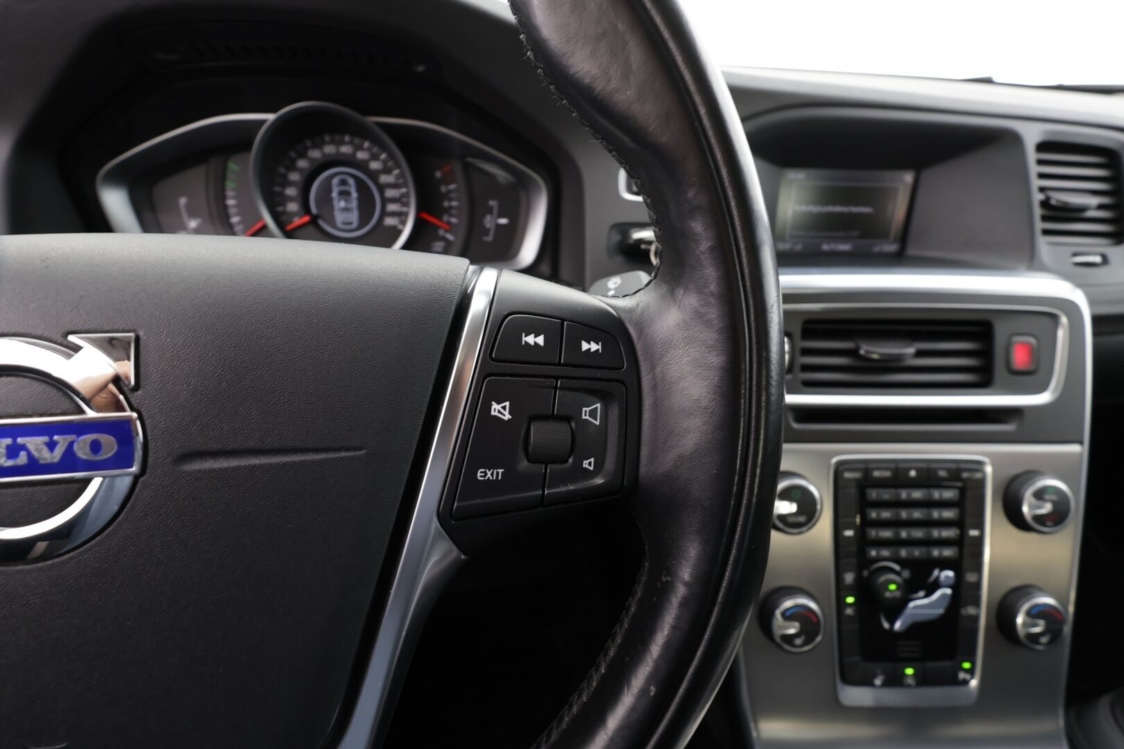 Volvo S60 2014 T3 Momentum *Vakkari / P.tutka / Koukku / Lohkolämmitin / Ratinlämmitin / Puolinahat* - Juuri katsastettu / Suomi-auto / Kahdet renkaat aluvanteilla