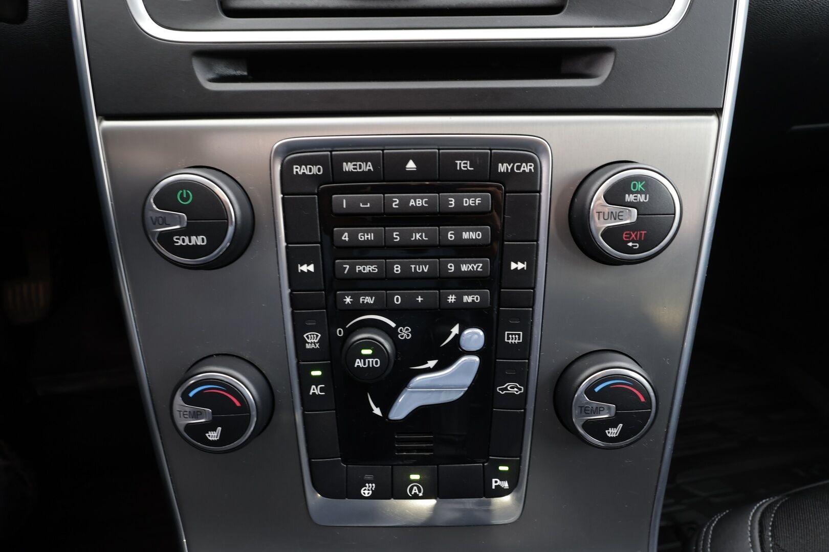 Volvo S60 2014 T3 Momentum * Vakkari / P.tutka / Koukku / Lohkolämmitin / Ratinlämmitin / Puolinahat * - Suomi-auto / Kahdet renkaat aluvanteilla - HULLU BLACKWEEK KORKOTARJOUS 2,49%