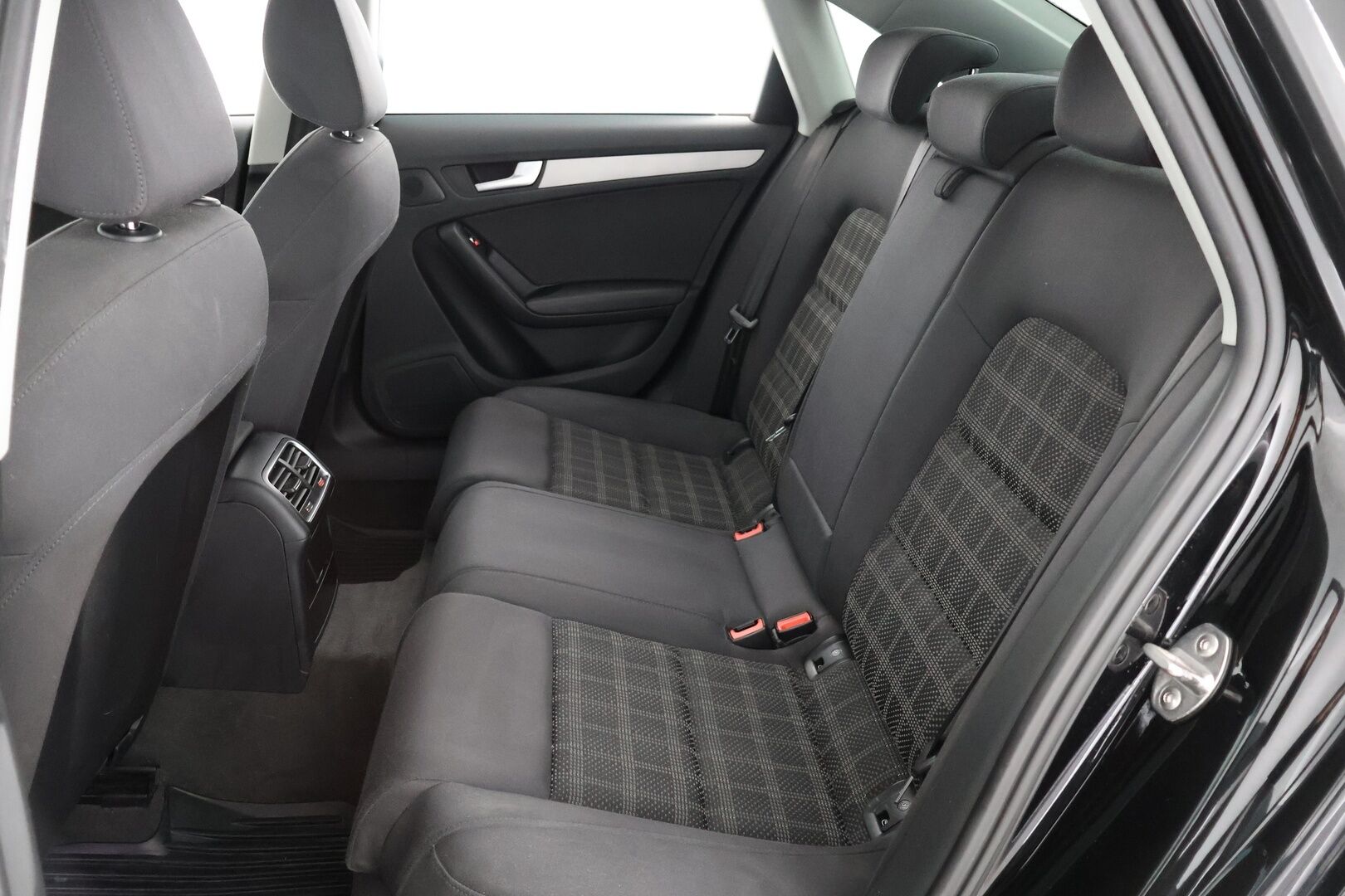 Audi A4 2014 Sedan Land of quattro Edition 2,0 TDI 130 kW quattro S tronic - Myydään vain yrityksille! | webasto | S-line | vakkari |