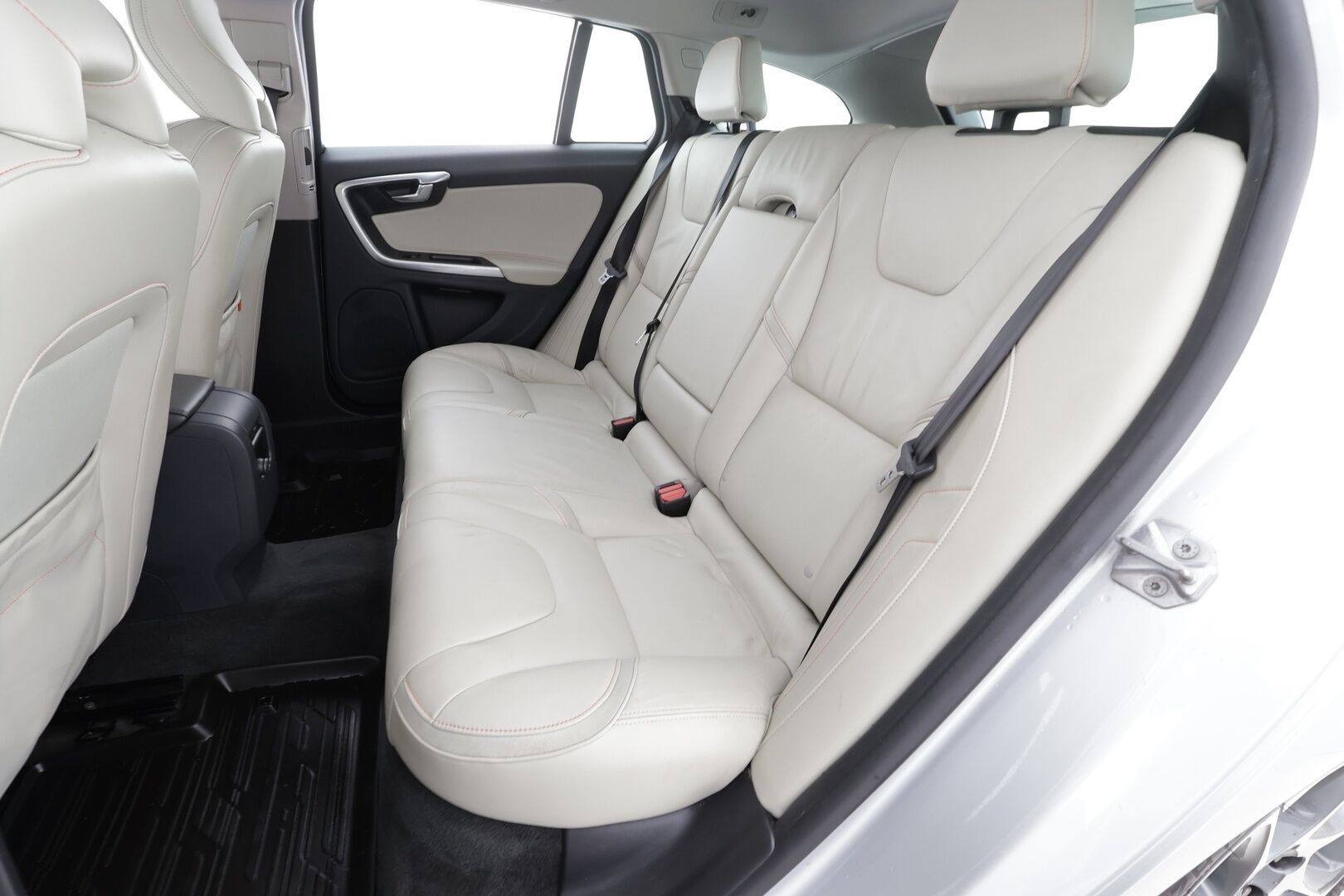 Volvo V60 2015 D4 Ocean Race Business aut * Webasto / Koukku / Vakkari / Xenon / P.Tutka / Puolinahat / Navi * - Suomi-auto / Kahdet renkaat - HULLUT VÄLIPÄIVÄT KORKOTARJOUS 2,49%