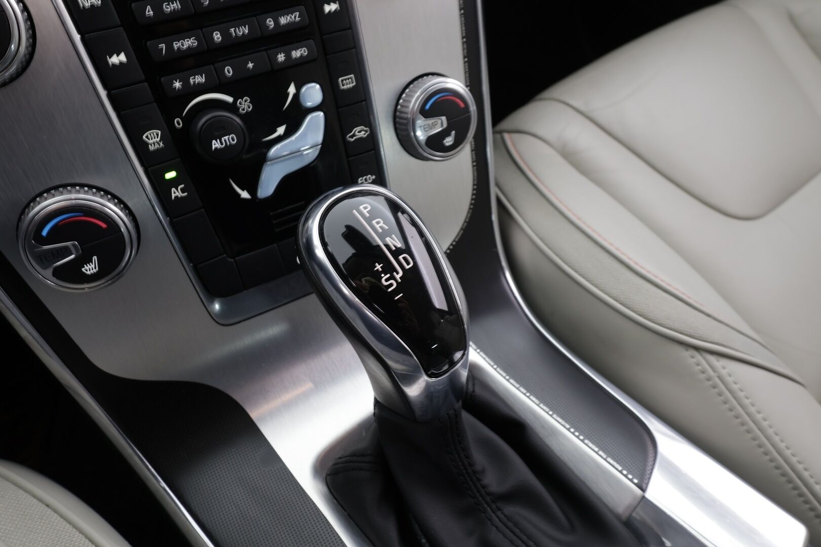 Volvo V60 2015 D4 Ocean Race Business aut * Webasto / Koukku / Vakkari / Xenon / P.Tutka / Puolinahat / Navi * - Suomi-auto / Kahdet renkaat - HULLUT VÄLIPÄIVÄT KORKOTARJOUS 2,49%