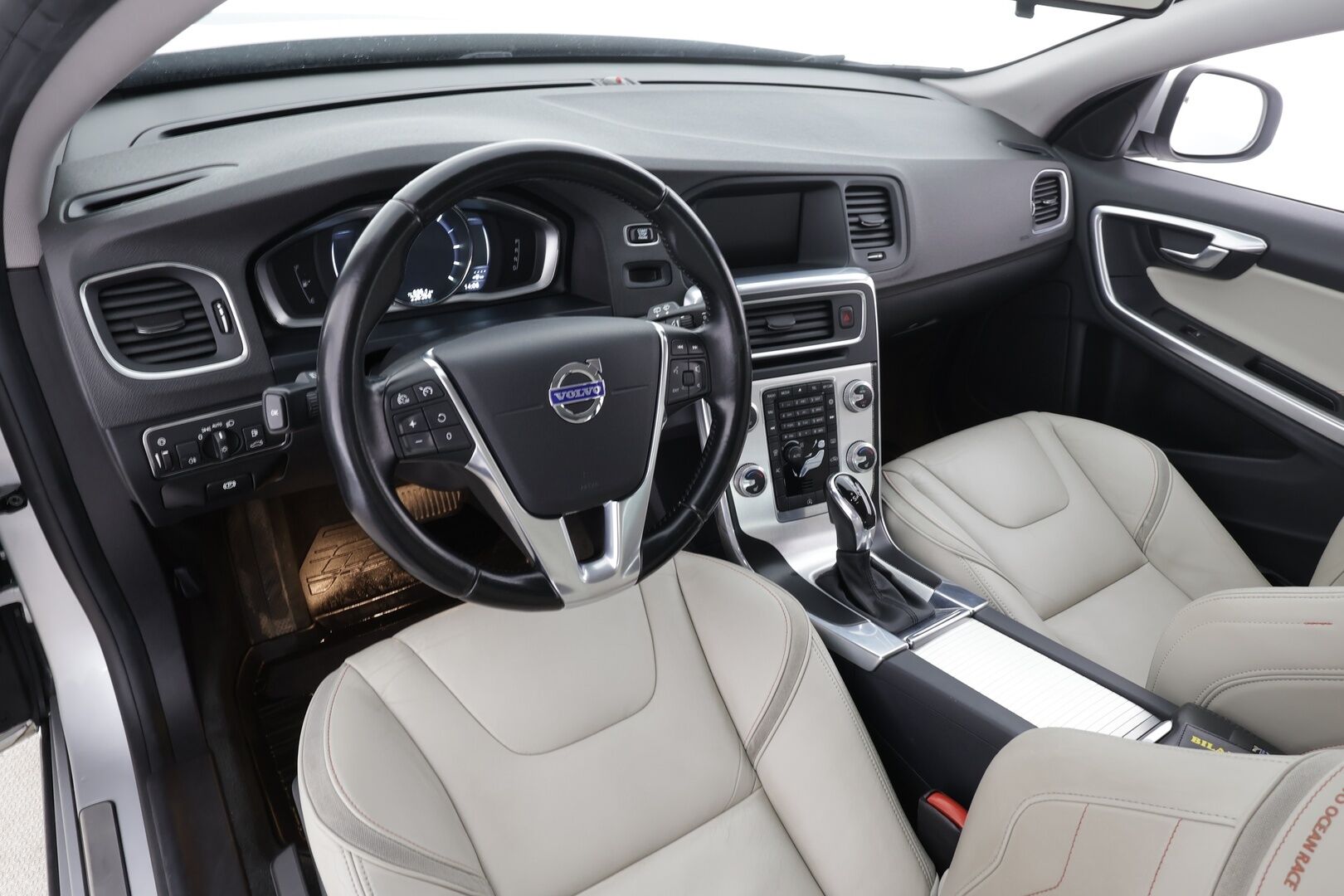 Volvo V60 2015 D4 Ocean Race Business aut * Webasto / Koukku / Vakkari / Xenon / P.Tutka / Puolinahat / Navi * - Suomi-auto / Kahdet renkaat - Osta nyt, maksa vasta ensi vuonna