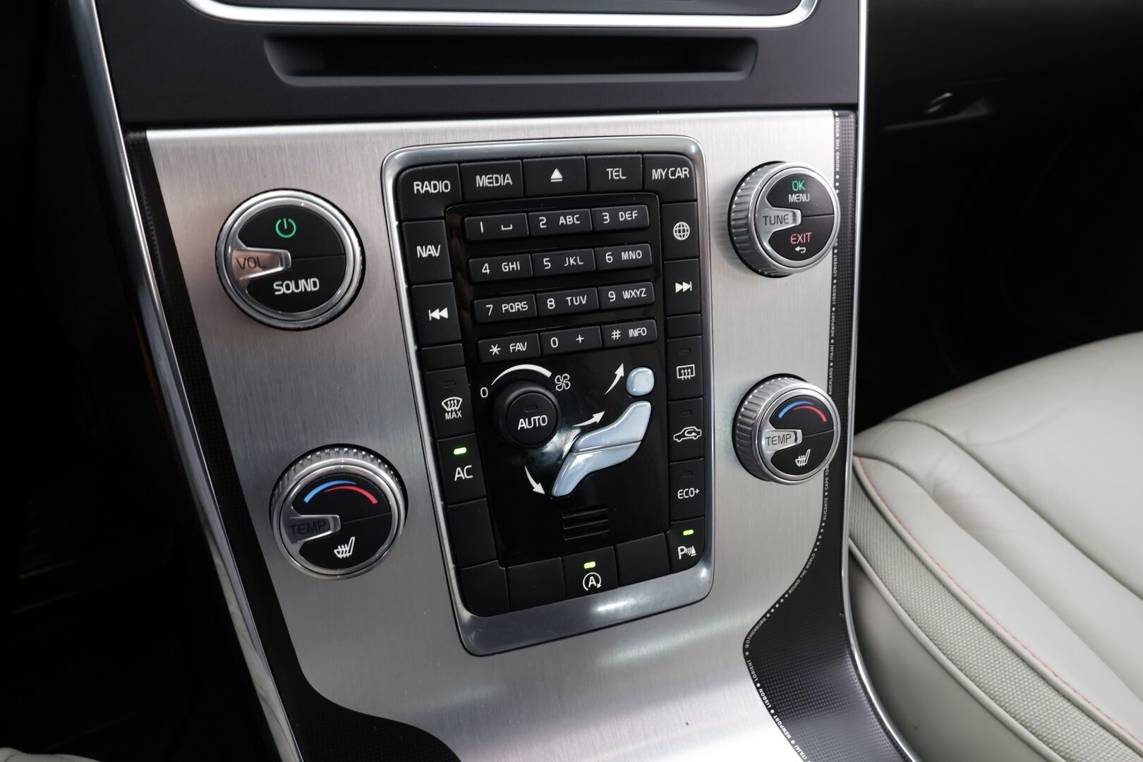 Volvo V60 2015 D4 Ocean Race Business aut * Webasto / Koukku / Vakkari / Xenon / P.Tutka / Puolinahat / Navi * - Suomi-auto / Kahdet renkaat - HULLUT VÄLIPÄIVÄT KORKOTARJOUS 2,49%