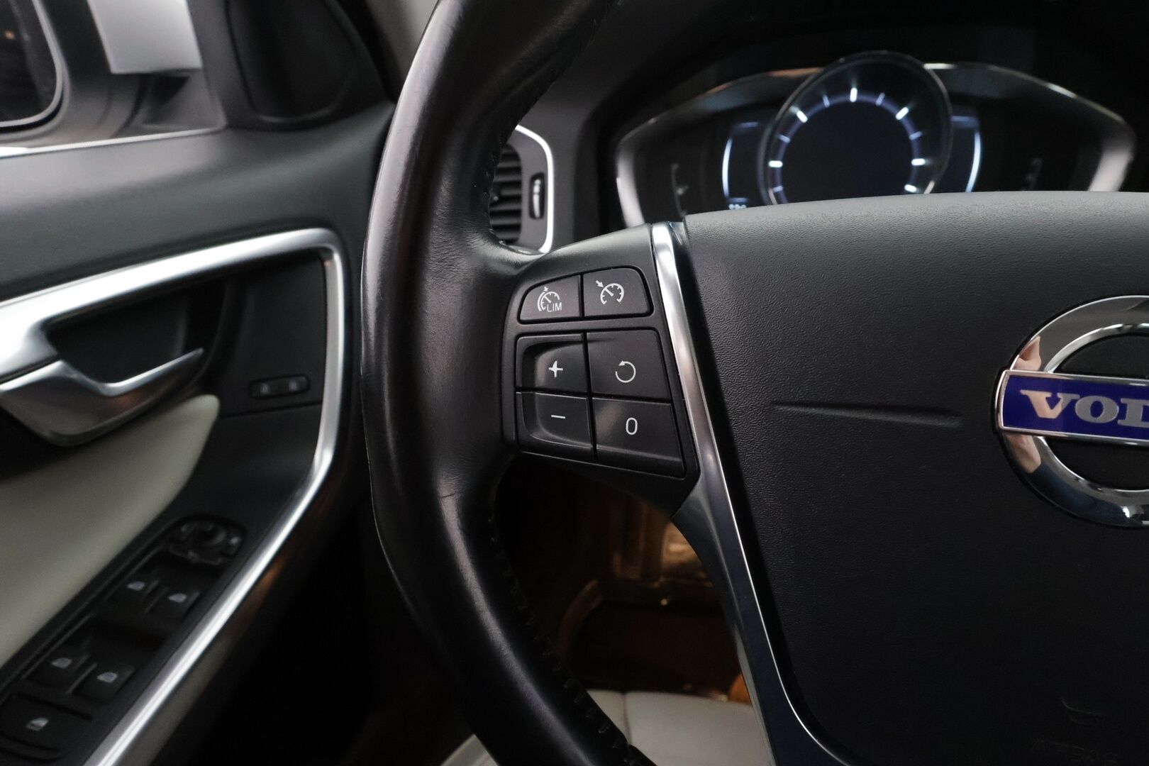 Volvo V60 2015 D4 Ocean Race Business aut *Facelift / Digimittaristo / Webasto / Koukku / Vakkari / Xenon / P.Tutka / Vaaleat nahat / Navi * - *Hihna vaihdettu 186tkm 4/2024 kohdalla! / Ei AdBlueta / Suomi-auto / Kahdet renkaat*