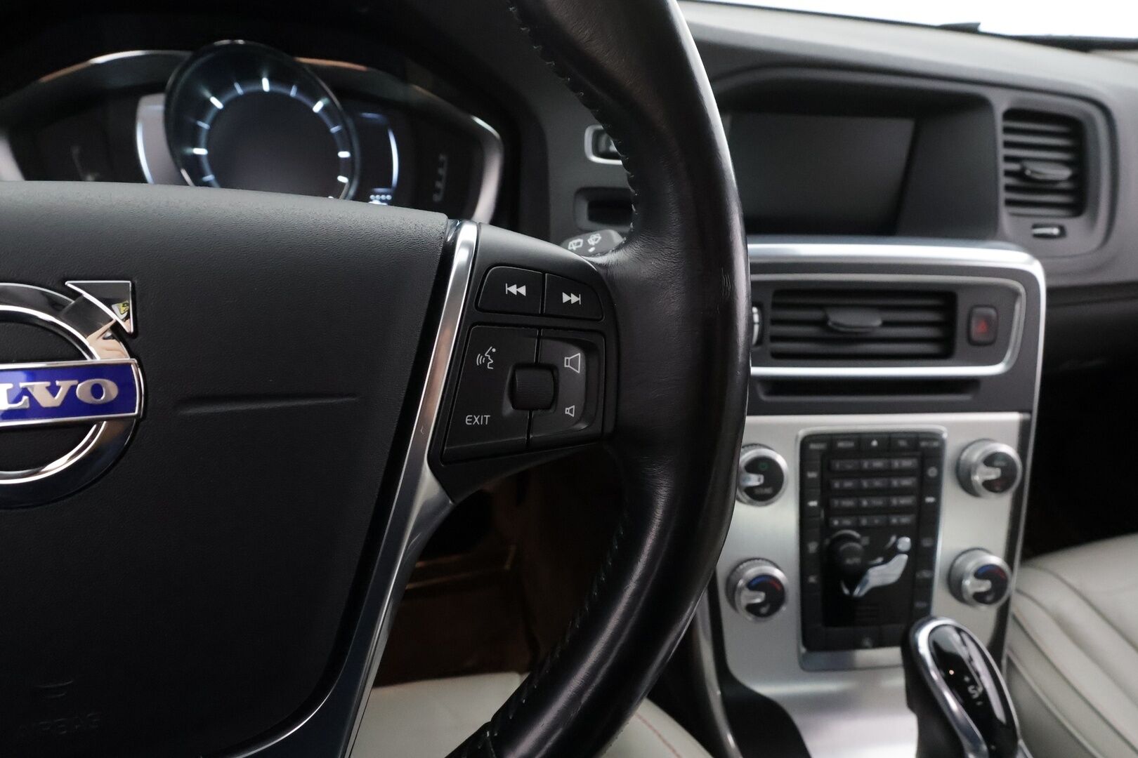 Volvo V60 2015 D4 Ocean Race Business aut * Webasto / Koukku / Vakkari / Xenon / P.Tutka / Puolinahat / Navi * - Suomi-auto / Kahdet renkaat - Osta nyt, maksa vasta ensi vuonna