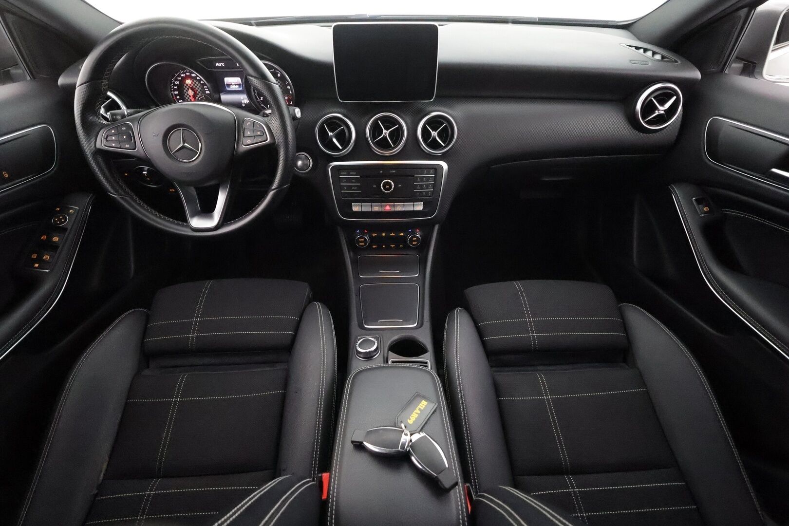 Mercedes-Benz A 2016 180 A Premium Business - | LED | Facelift | P.kamera | Puolinahat | Sporttipenkit | Vakkari | Bluetooth | IHC | Lohko+sisälämmitin | 2x renkaat aluin | Suomiauto | 