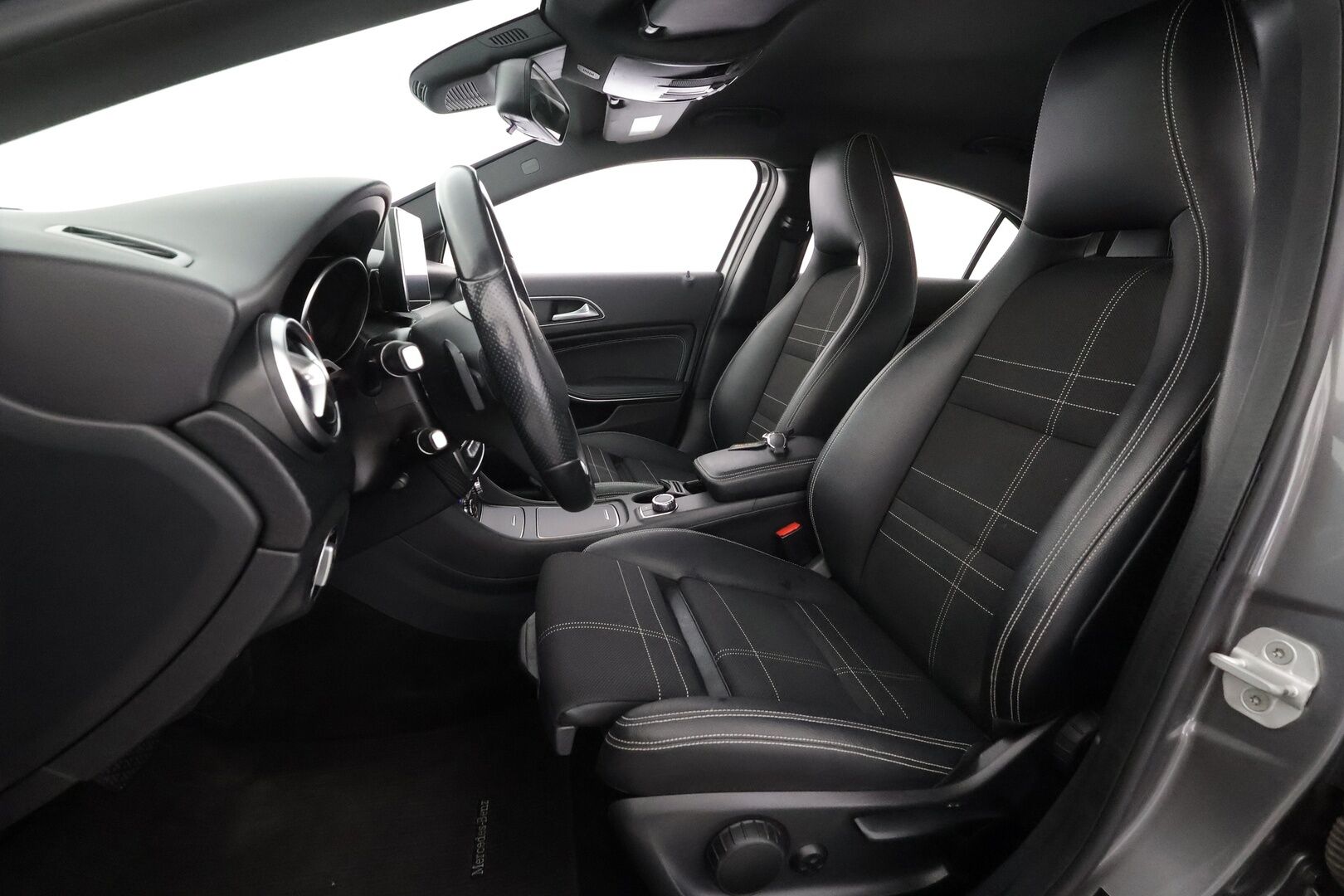 Mercedes-Benz A 2016 180 A Premium Business - | LED | Facelift | P.kamera | Puolinahat | Sporttipenkit | Vakkari | Bluetooth | IHC | Lohko+sisälämmitin | 2x renkaat aluin | Suomiauto | 