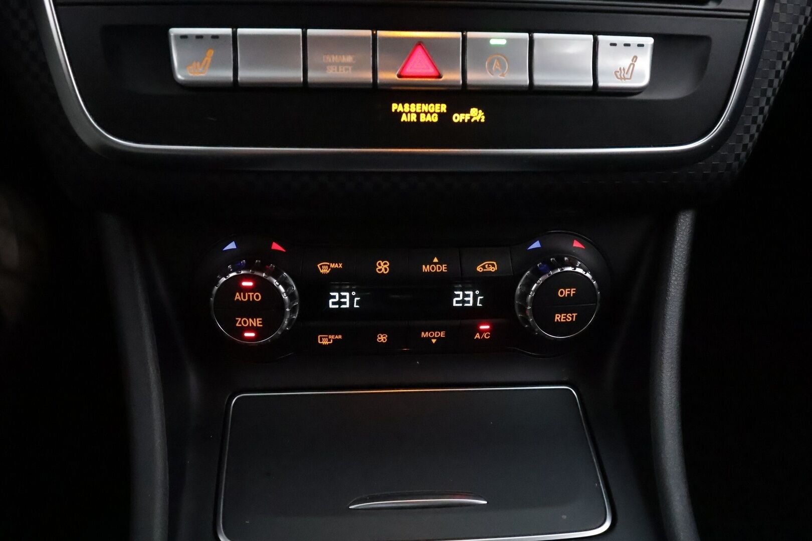 Mercedes-Benz A 2016 180 A Premium Business - | LED | Facelift | P.kamera | Puolinahat | Sporttipenkit | Vakkari | Bluetooth | IHC | Lohko+sisälämmitin | 2x renkaat aluin | Suomiauto | 