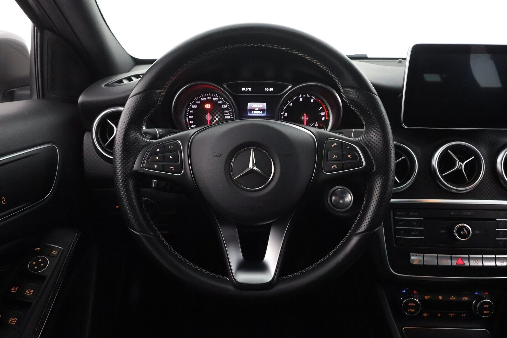 Mercedes-Benz A 2016 180 A Premium Business - | LED | Facelift | P.kamera | Puolinahat | Sporttipenkit | Vakkari | Bluetooth | IHC | Lohko+sisälämmitin | 2x renkaat aluin | Suomiauto | 