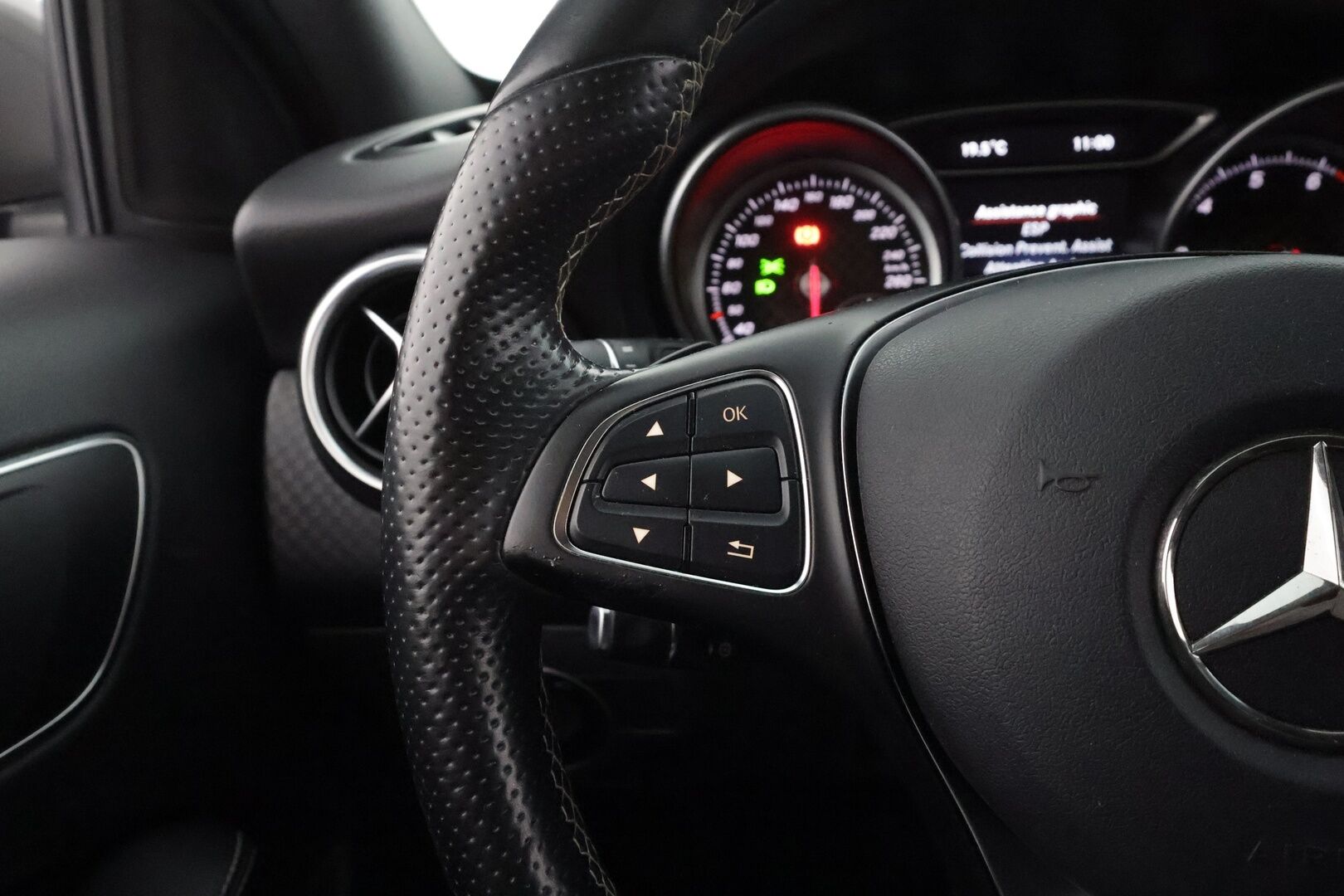 Mercedes-Benz A 2016 180 A Premium Business - | LED | Facelift | P.kamera | Puolinahat | Sporttipenkit | Vakkari | Bluetooth | IHC | Lohko+sisälämmitin | 2x renkaat aluin | Suomiauto | 