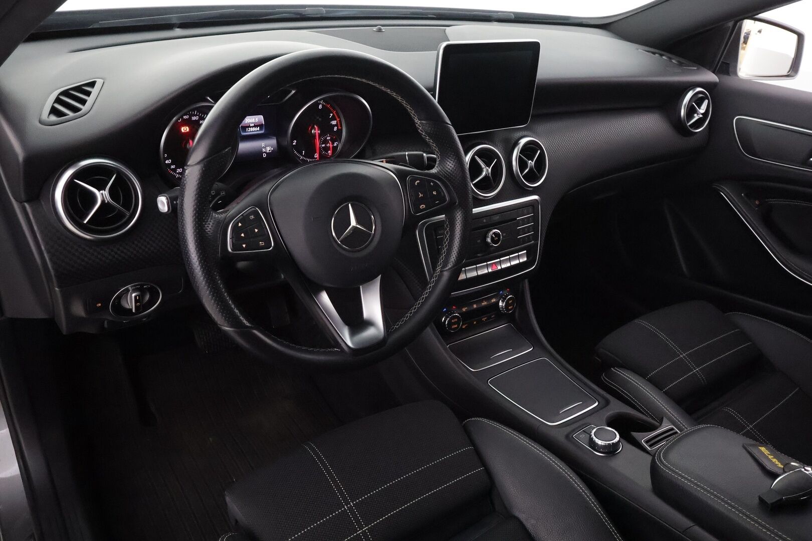 Mercedes-Benz A 2016 180 A Premium Business - | LED | Facelift | P.kamera | Puolinahat | Sporttipenkit | Vakkari | Bluetooth | IHC | Lohko+sisälämmitin | 2x renkaat aluin | Suomiauto | 
