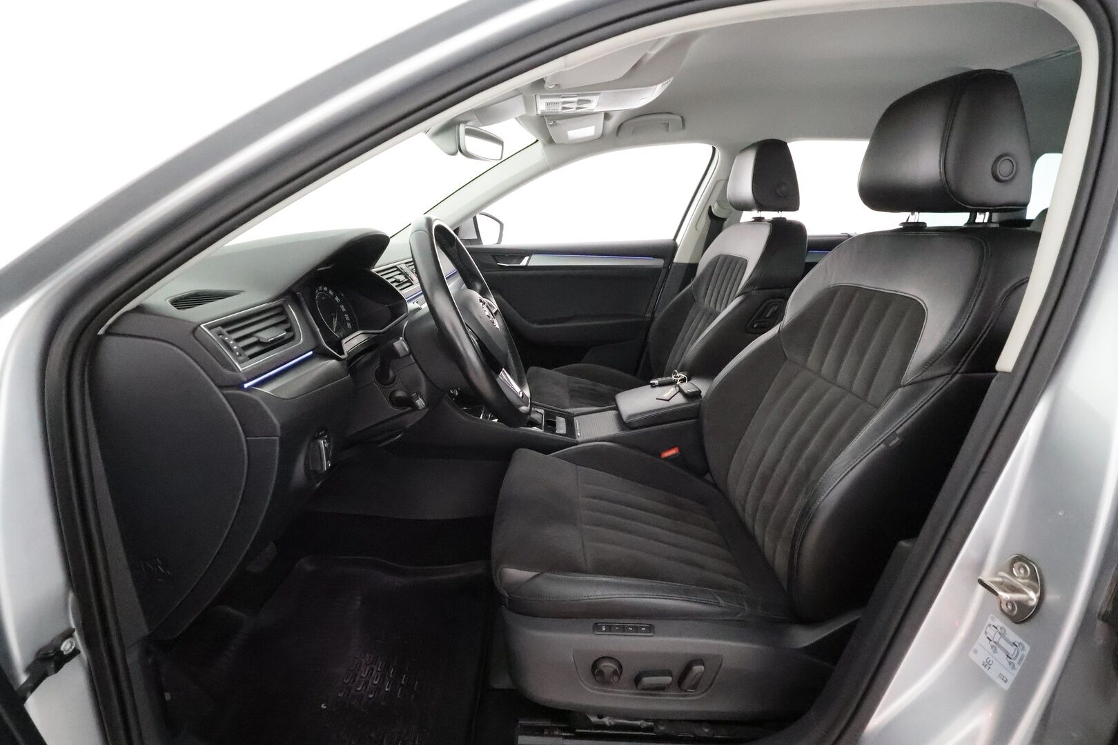 Skoda Superb 2016 Combi 1,4 TSI ACT Style DSG. ** Webasto / Koukku / Adapt.Vakkari / P.kamera / XENON / Muistipenkki / Canton / Navi  ** - Suomi-auto / 2x Renkaat