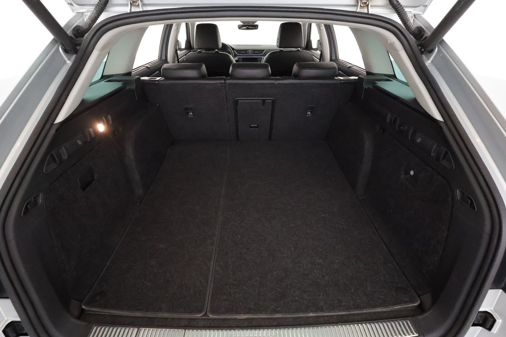 Skoda Superb 2016 Combi 1,4 TSI ACT Style DSG. ** Webasto / Koukku / Adapt.Vakkari / P.kamera / XENON / Muistipenkki / Canton / Navi  ** - Suomi-auto / 2x Renkaat