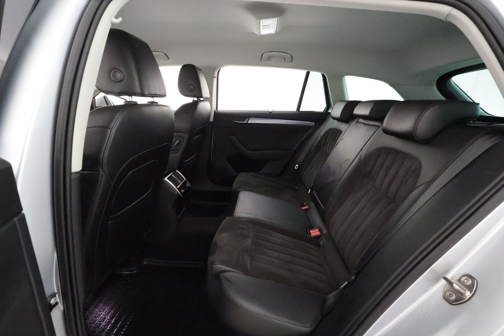 Skoda Superb 2016 Combi 1,4 TSI ACT Style DSG. ** Webasto / Koukku / Adapt.Vakkari / P.kamera / XENON / Muistipenkki / Canton / Navi  ** - Suomi-auto / 2x Renkaat