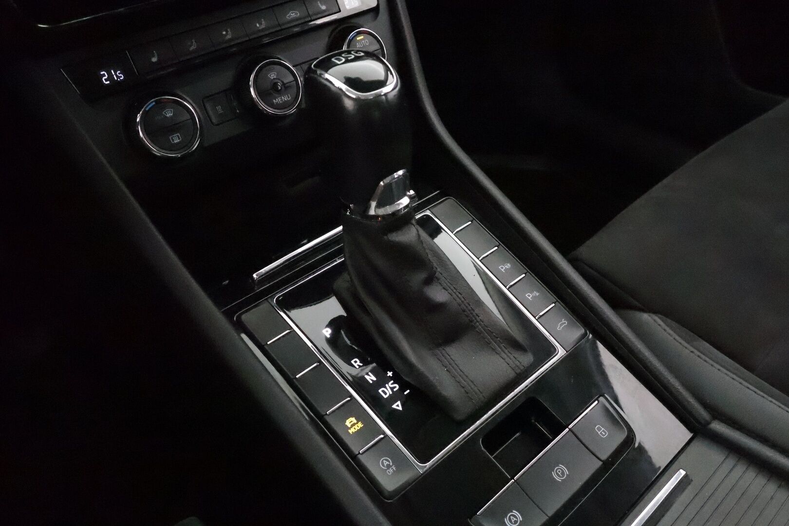 Skoda Superb 2016 Combi 1,4 TSI ACT Style DSG. ** Webasto / Koukku / Adapt.Vakkari / P.kamera / XENON / Muistipenkki / Canton / Navi  ** - Suomi-auto / 2x Renkaat