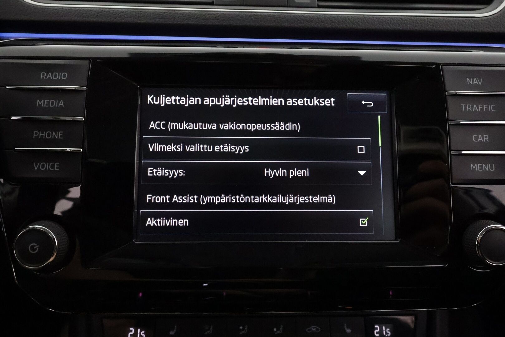 Skoda Superb 2016 Combi 1,4 TSI ACT Style DSG. ** Webasto / Koukku / Adapt.Vakkari / P.kamera / XENON / Muistipenkki / Canton / Navi  ** - Suomi-auto / 2x Renkaat