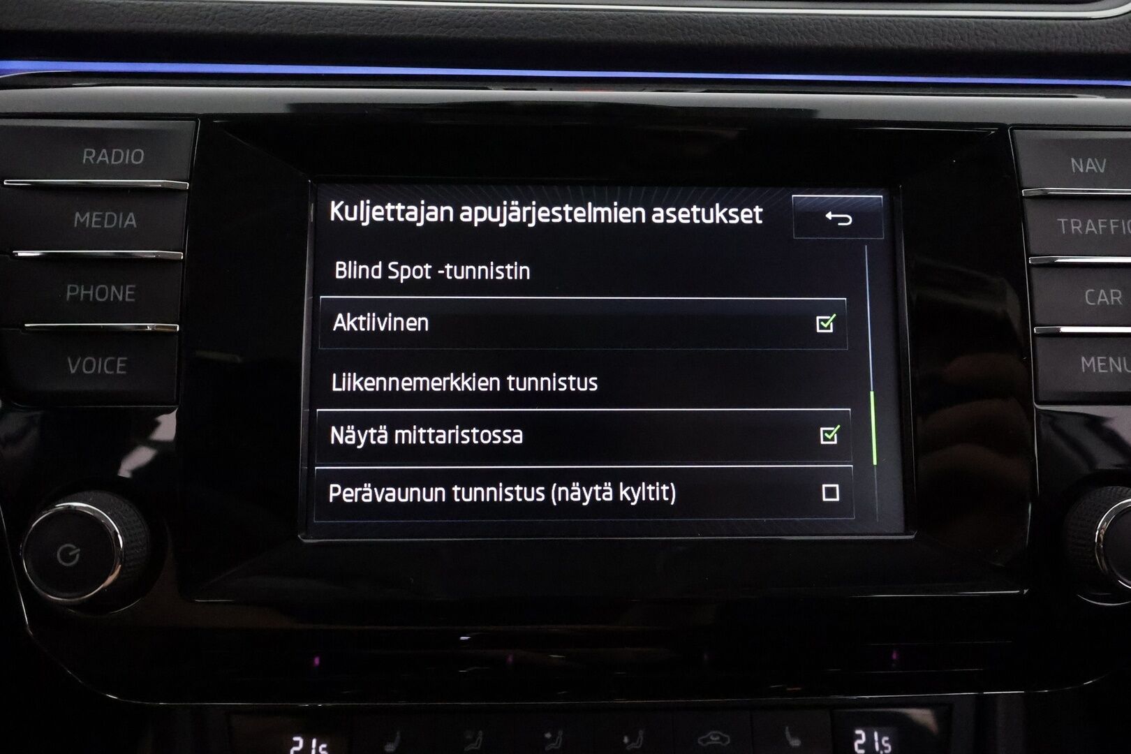 Skoda Superb 2016 Combi 1,4 TSI ACT Style DSG. ** Webasto / Koukku / Adapt.Vakkari / P.kamera / XENON / Muistipenkki / Canton / Navi  ** - Suomi-auto / 2x Renkaat