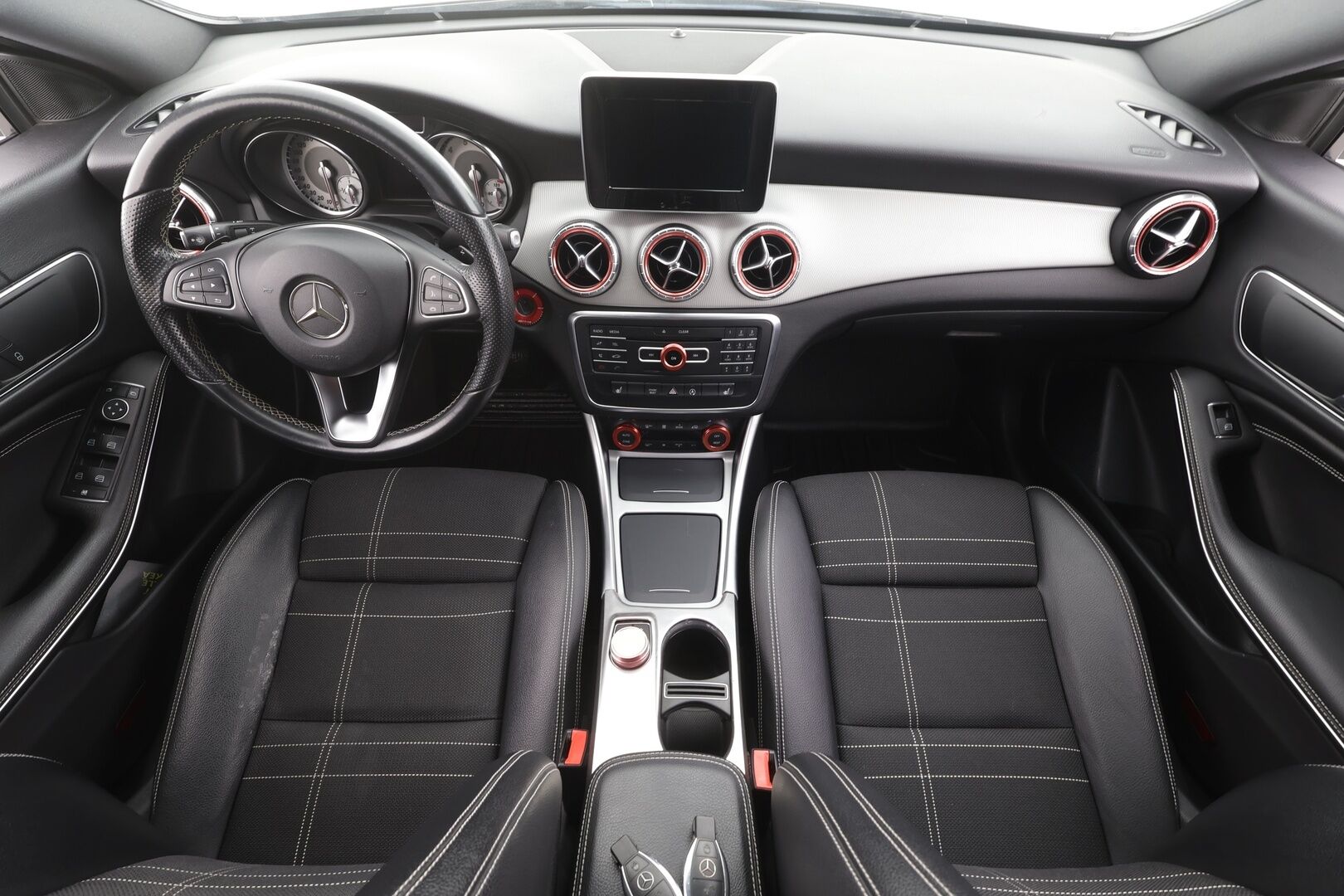 Mercedes-Benz CLA 2016 180 A Shooting Brake Premium Business - | Puolinahat | Sporttipenkit | Xenon | P.kamera | Bluetooth | Vakkari | Lohko + sisälämmitin | Penkinlämmittimet | Suomiauto | 2x renkaat aluin | 