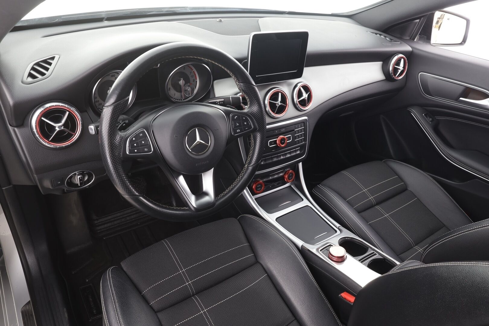 Mercedes-Benz CLA 2016 180 A Shooting Brake Premium Business - | Puolinahat | Sporttipenkit | Xenon | P.kamera | Bluetooth | Vakkari | Lohko + sisälämmitin | Penkinlämmittimet | Suomiauto | 2x renkaat aluin | 