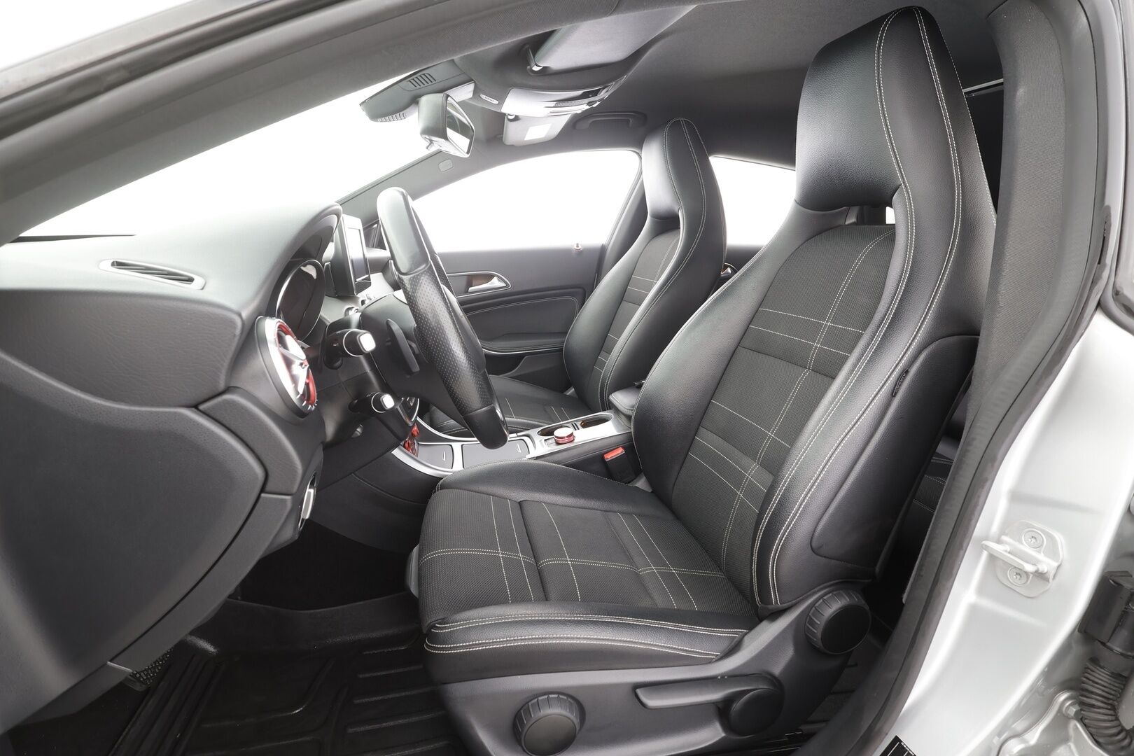 Mercedes-Benz CLA 2016 180 A Shooting Brake Premium Business - | Puolinahat | Sporttipenkit | Xenon | P.kamera | Bluetooth | Vakkari | Lohko + sisälämmitin | Penkinlämmittimet | Suomiauto | 2x renkaat aluin | 