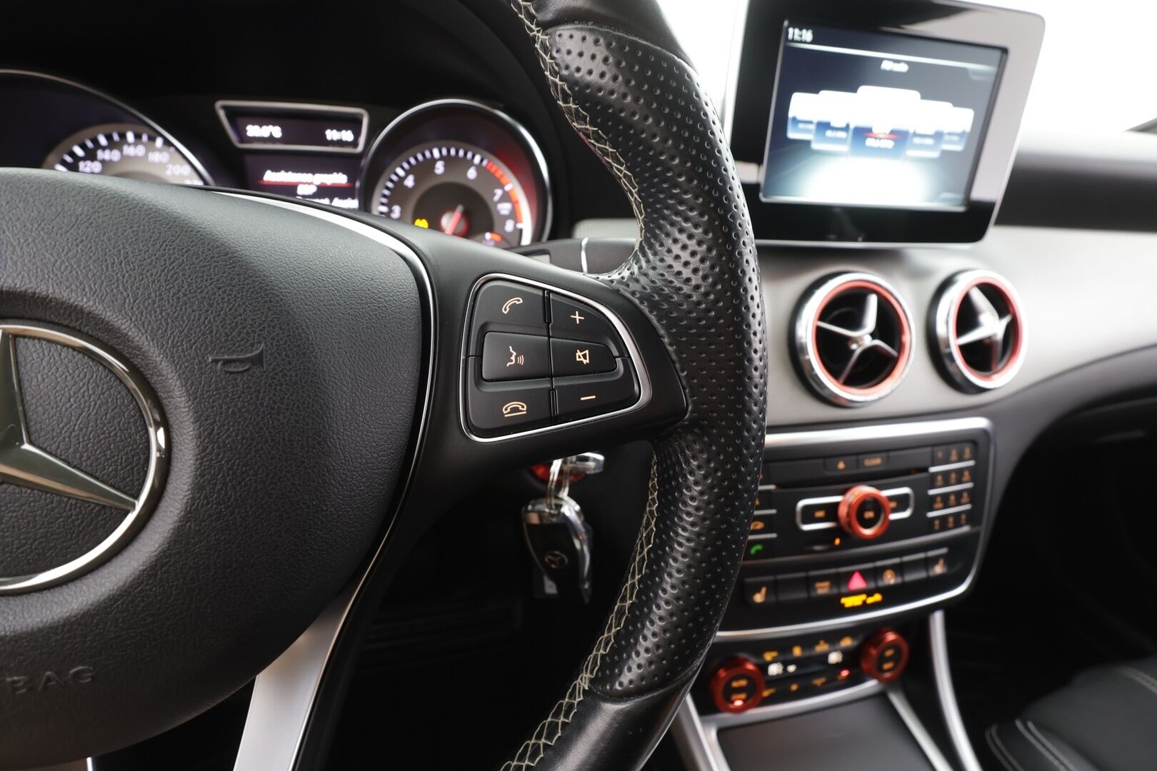 Mercedes-Benz CLA 2016 180 A Shooting Brake Premium Business - | Puolinahat | Sporttipenkit | Xenon | P.kamera | Bluetooth | Vakkari | Lohko + sisälämmitin | Penkinlämmittimet | Suomiauto | 2x renkaat aluin | 