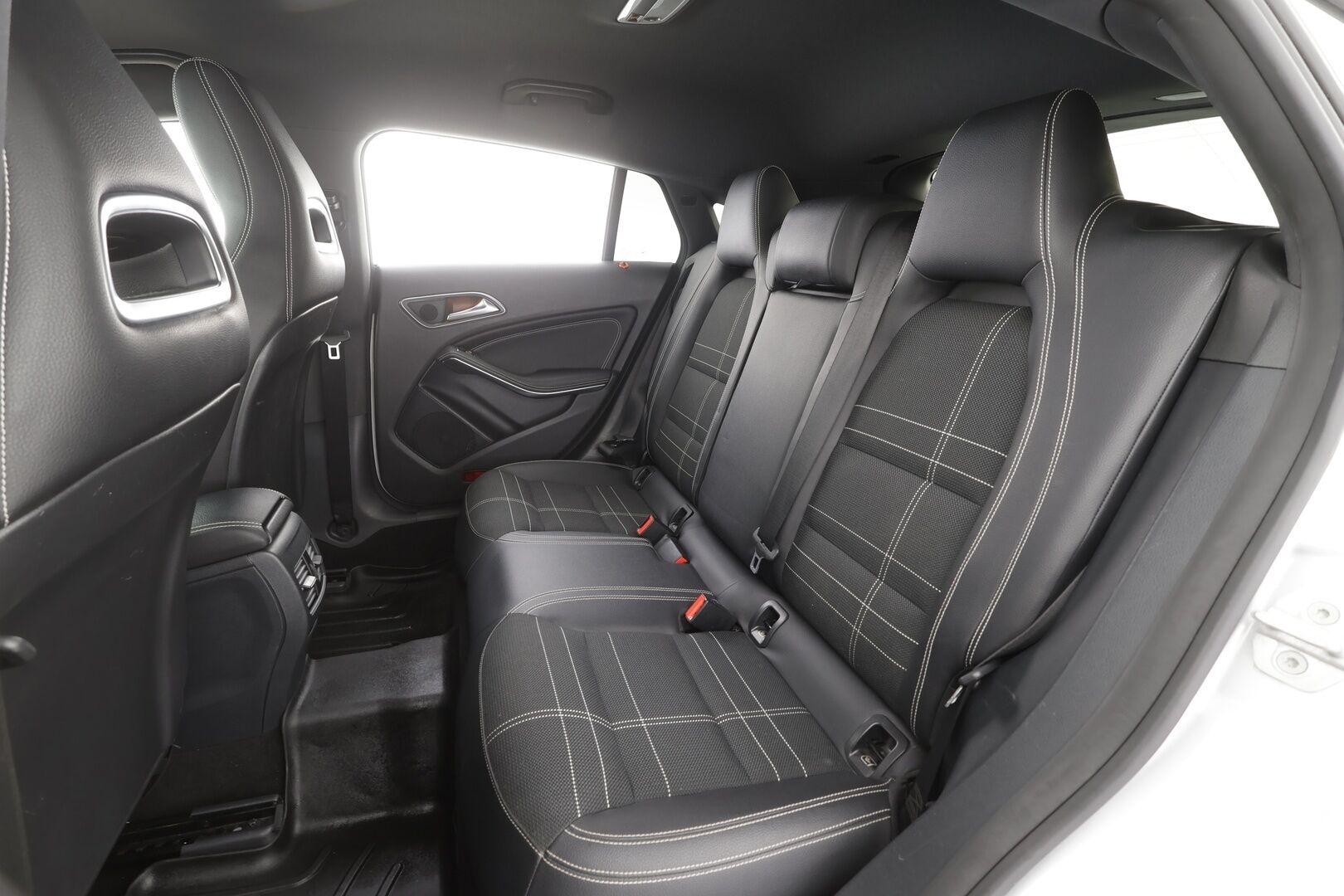 Mercedes-Benz CLA 2016 180 A Shooting Brake Premium Business - | Puolinahat | Sporttipenkit | Xenon | P.kamera | Bluetooth | Vakkari | Lohko + sisälämmitin | Penkinlämmittimet | Suomiauto | 2x renkaat aluin | 
