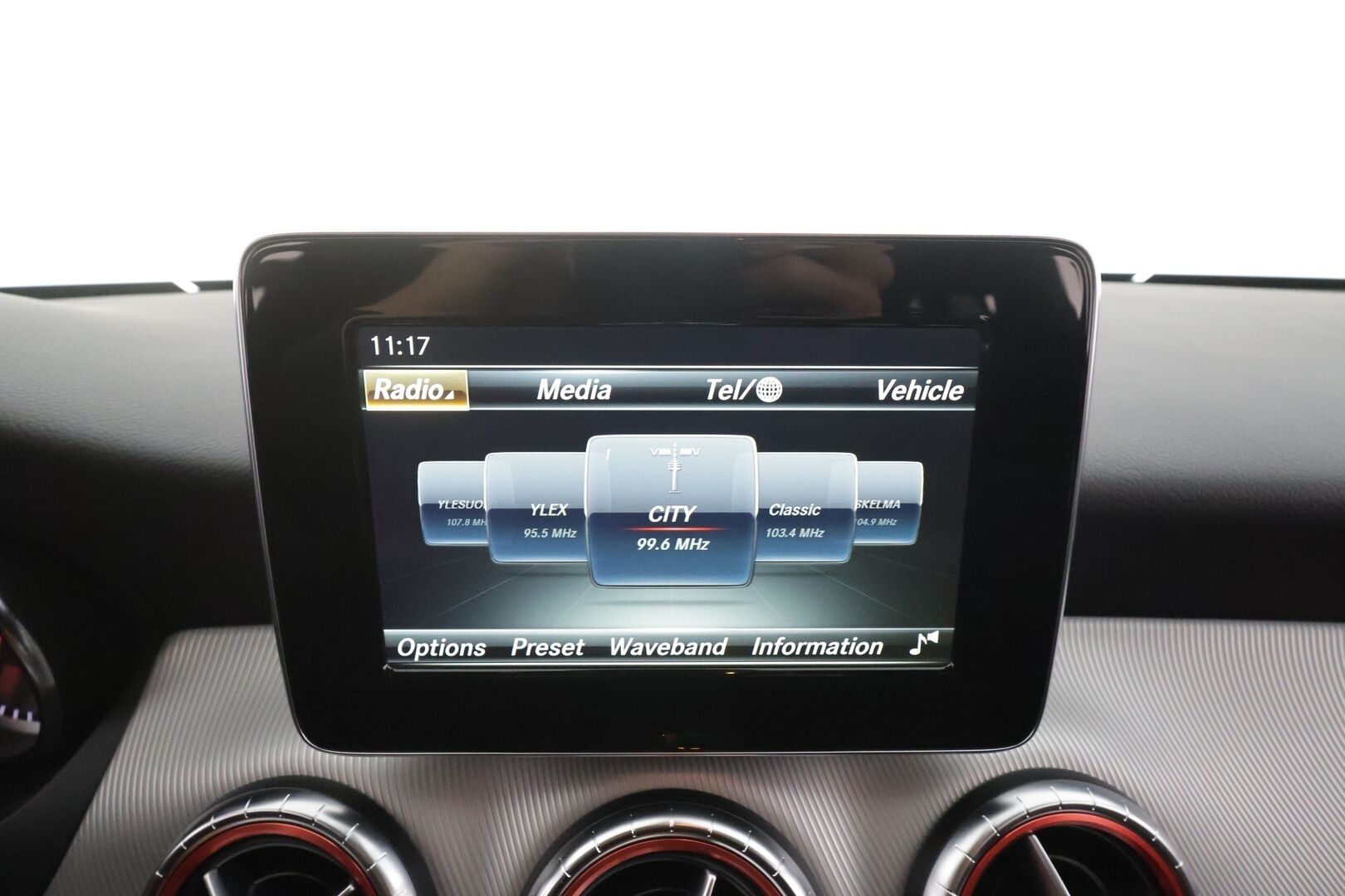 Mercedes-Benz CLA 2016 180 A Shooting Brake Premium Business - | Puolinahat | Sporttipenkit | Xenon | P.kamera | Bluetooth | Vakkari | Lohko + sisälämmitin | Penkinlämmittimet | Suomiauto | 2x renkaat aluin | 